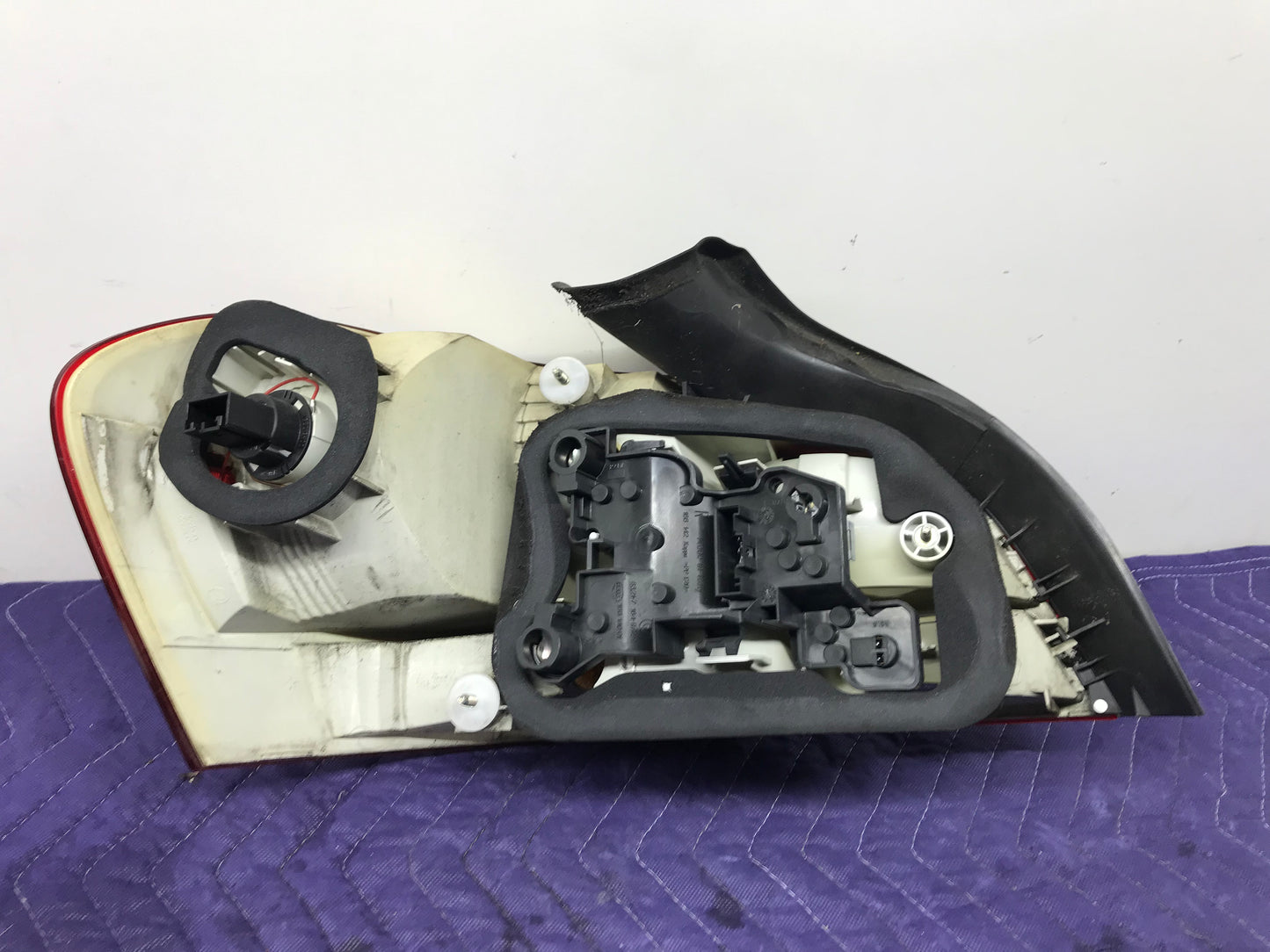 2006-2013 E88/E82 REAR RIGHT TAILLIGHT PASSENGER SIDE SKU 220