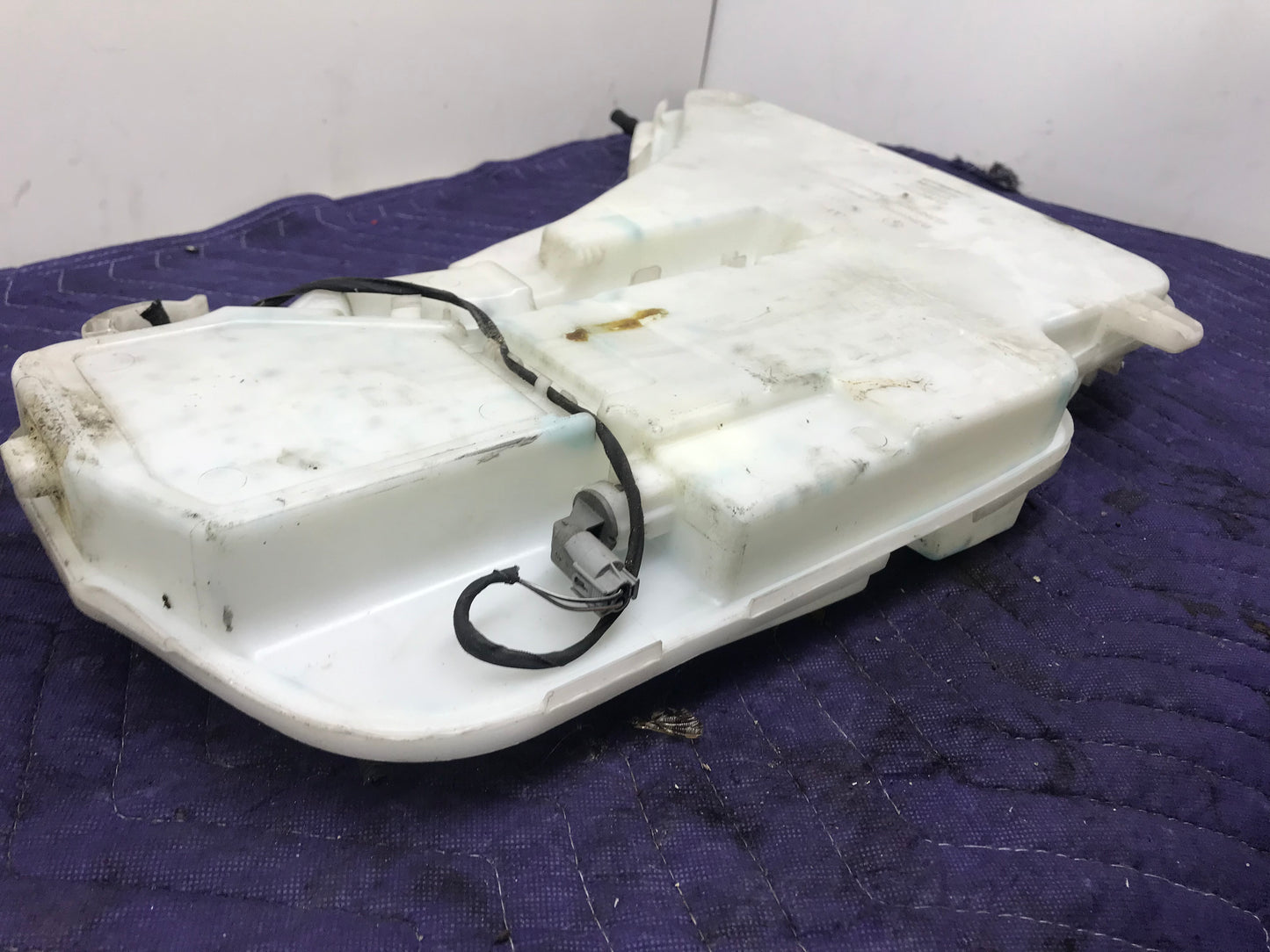 F10 WASHER FLUID RESERVOIR BOTTLE WINDSHIELD SKU 261