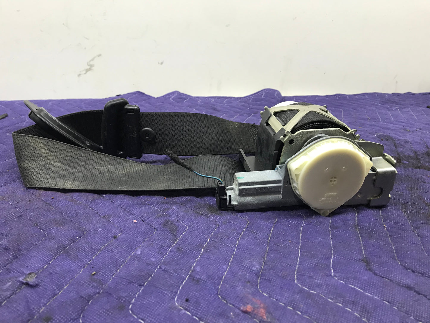 F3X FRONT LEFT DRIVER SIDE SEAT BELT UNIT SKU 246