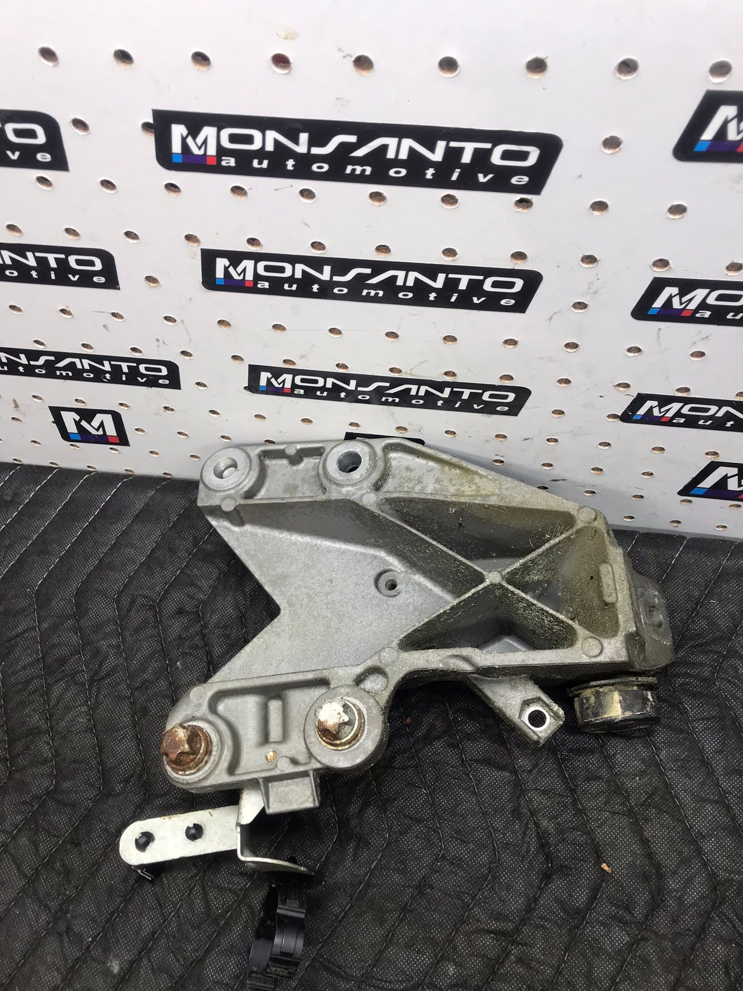 07-13 BMW E90 E92 335I ENGINE MOTOR MOUNT BRACKE SUPPORT LEFT SKU 1427