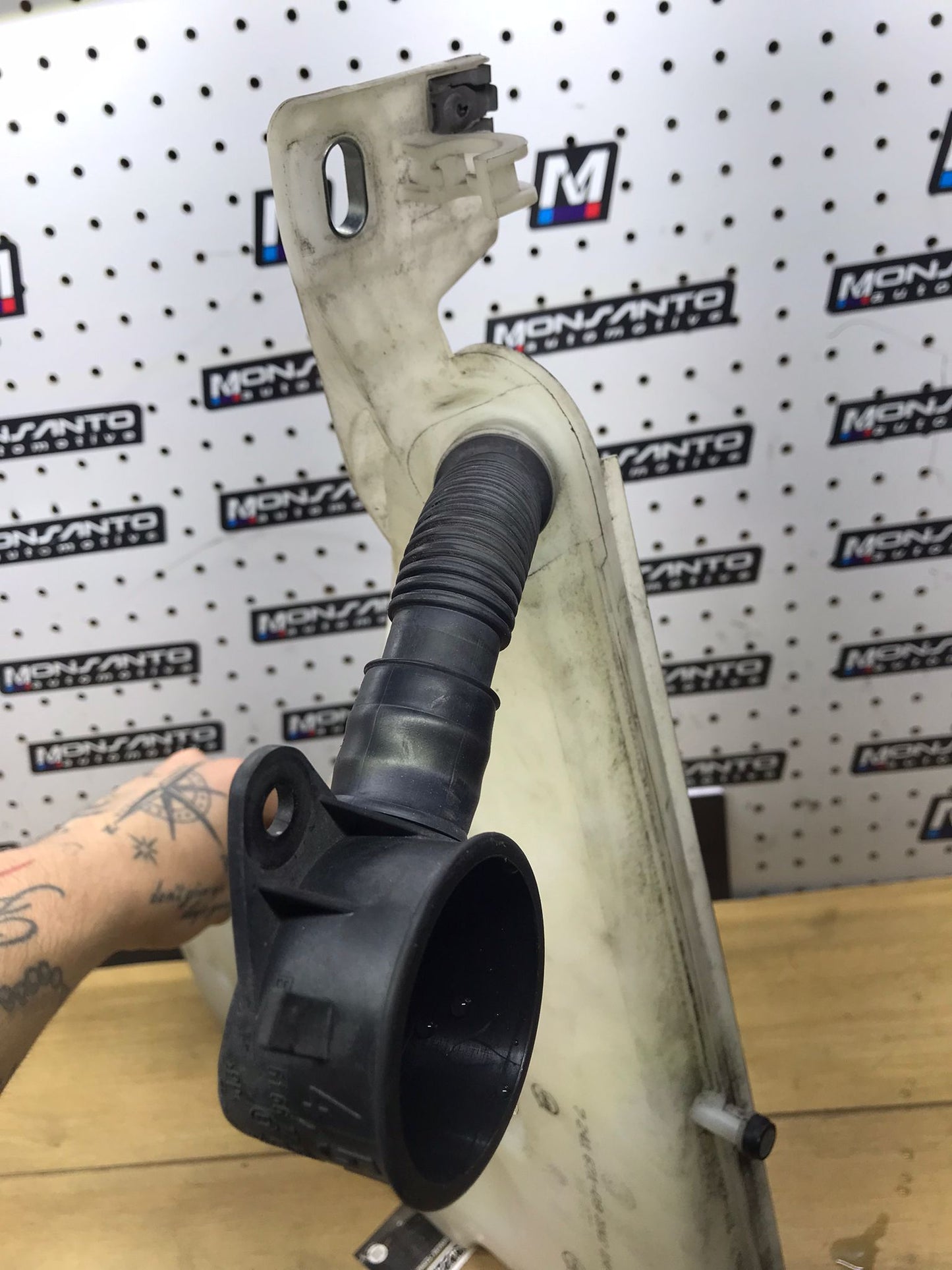 BMW 3 SERIES F30 328I SEDAN 2.0L WINDSHIELD WASHER FLUID BOTTLE TANK 2012-2018 SKU 1570