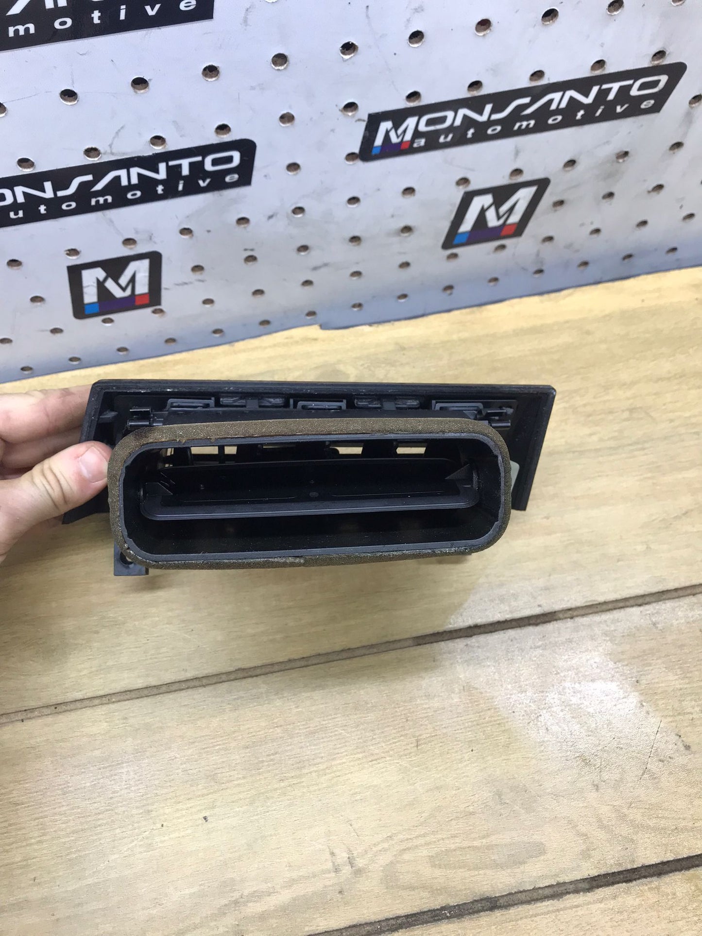 04-10 BMW E60 5 SERIES FRONT LEFT DRIVER SIDE DASH AC HEATER AIR VENT OEM SKU 1641