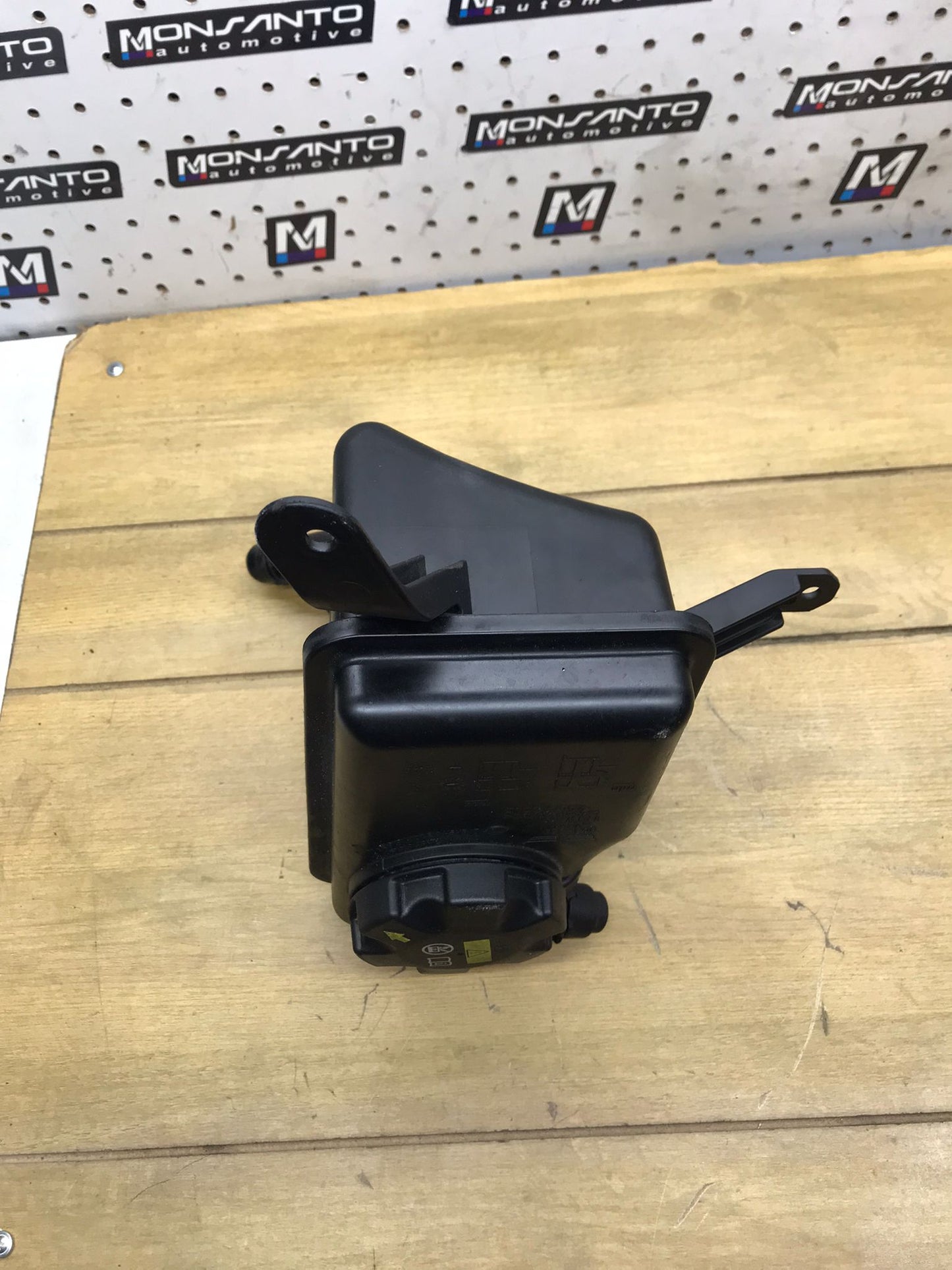RADIATOR OVERFLOW TANK W/CAP FOR BMW 525I 528I 530I 535I 545I 550I E60 SKU 1652