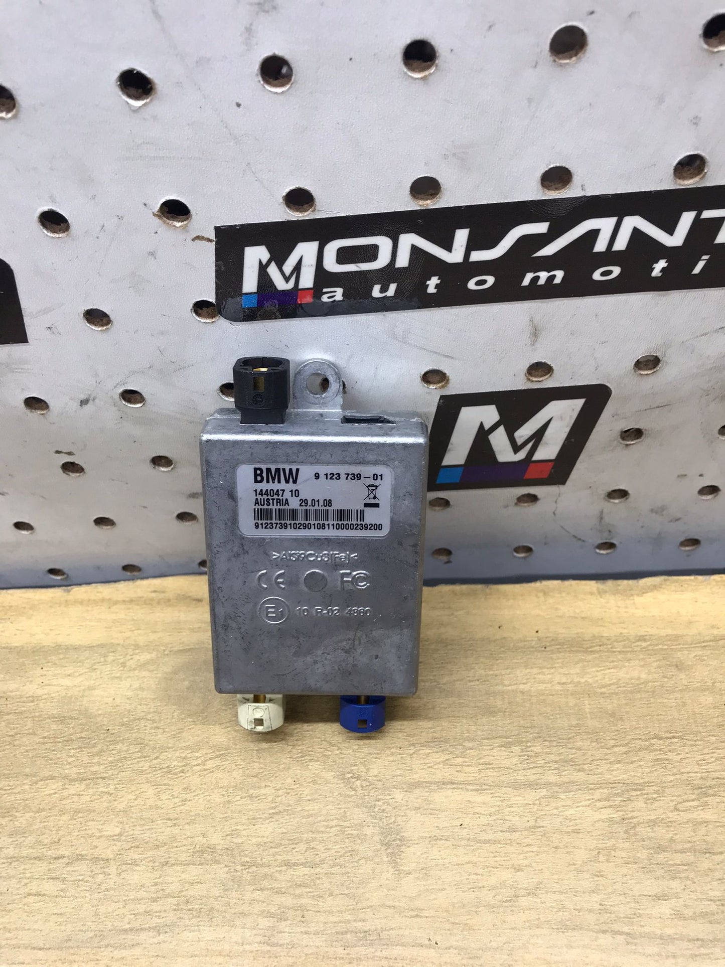 04-10 BMW 535I ANTENNA USB HUB AUDIO CONTROL MODULE UNIT W/BRACKET OEM E60 SKU 1662