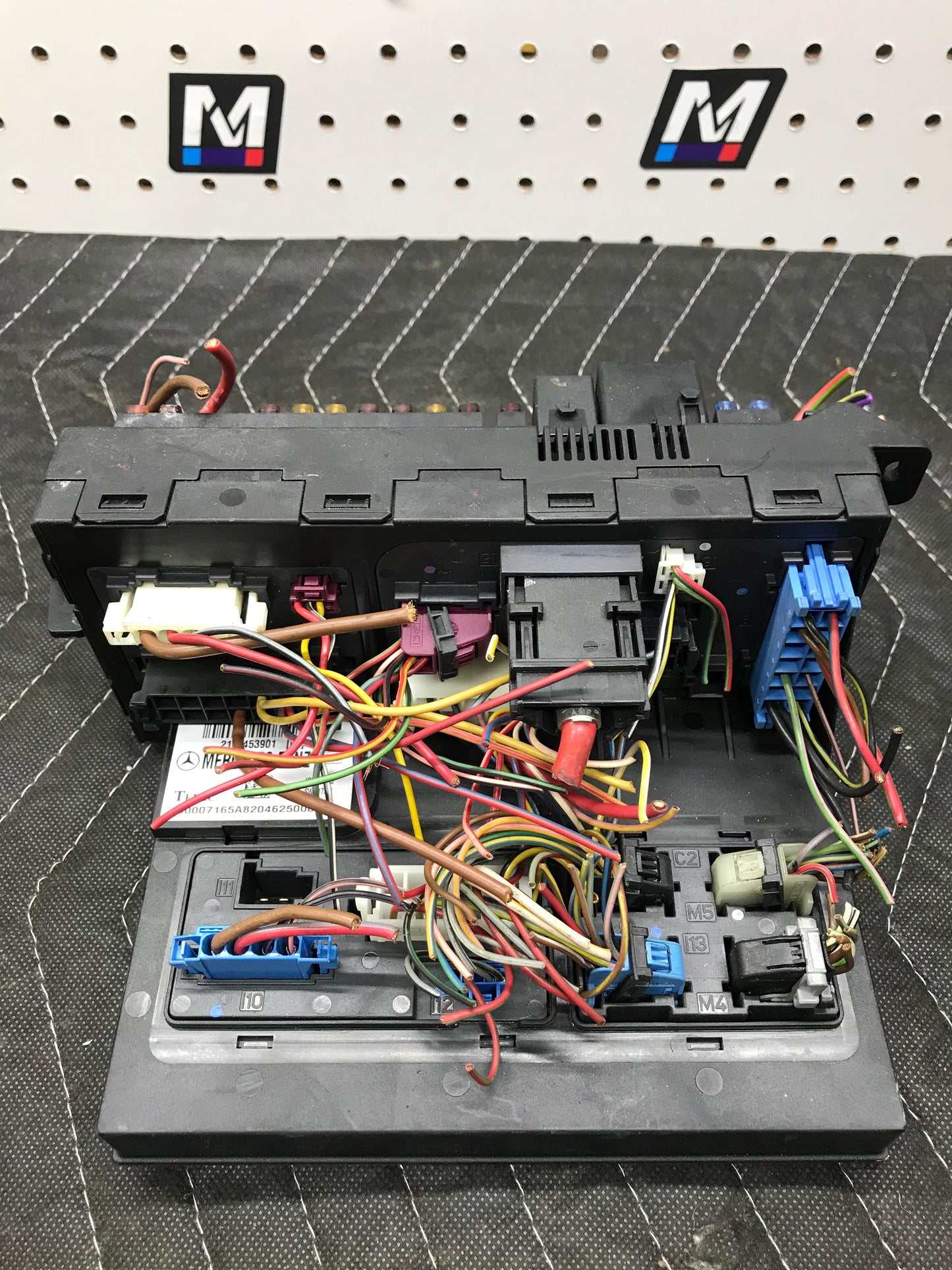 03-11 MERCEDES BENZ E320 FRONT FUSE BOX SAM COMPUTER SKU 588