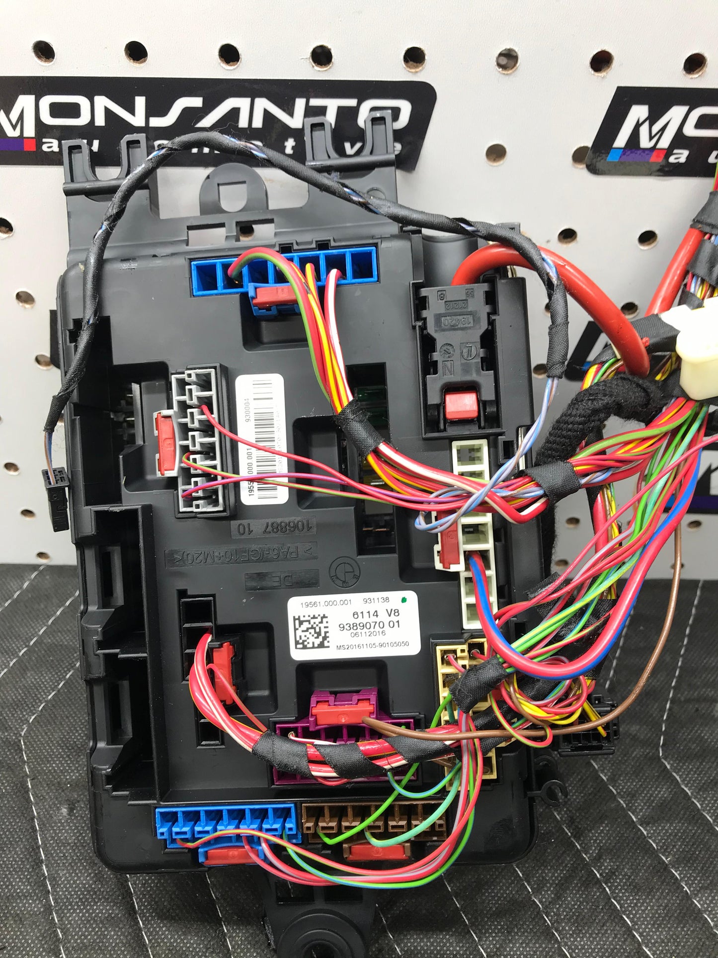 POWER DISTRIBUTION FUSE BOX RELAY UNIT OEM 2014-2016 BMW 328I SKU 762