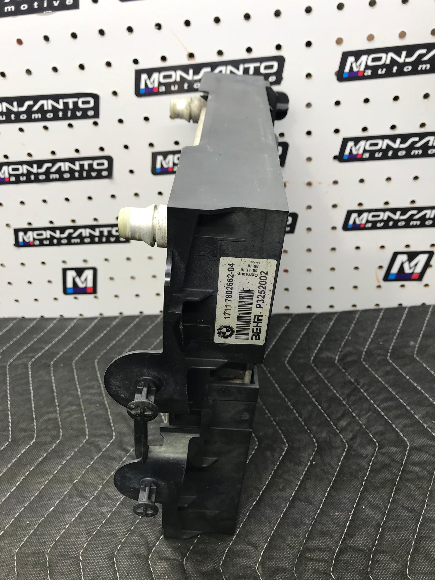 ENGINE OIL COOLER RADIATOR RIGHT OEM 11-15 BMW F10 F12 F13 F02 F25 SKU 785