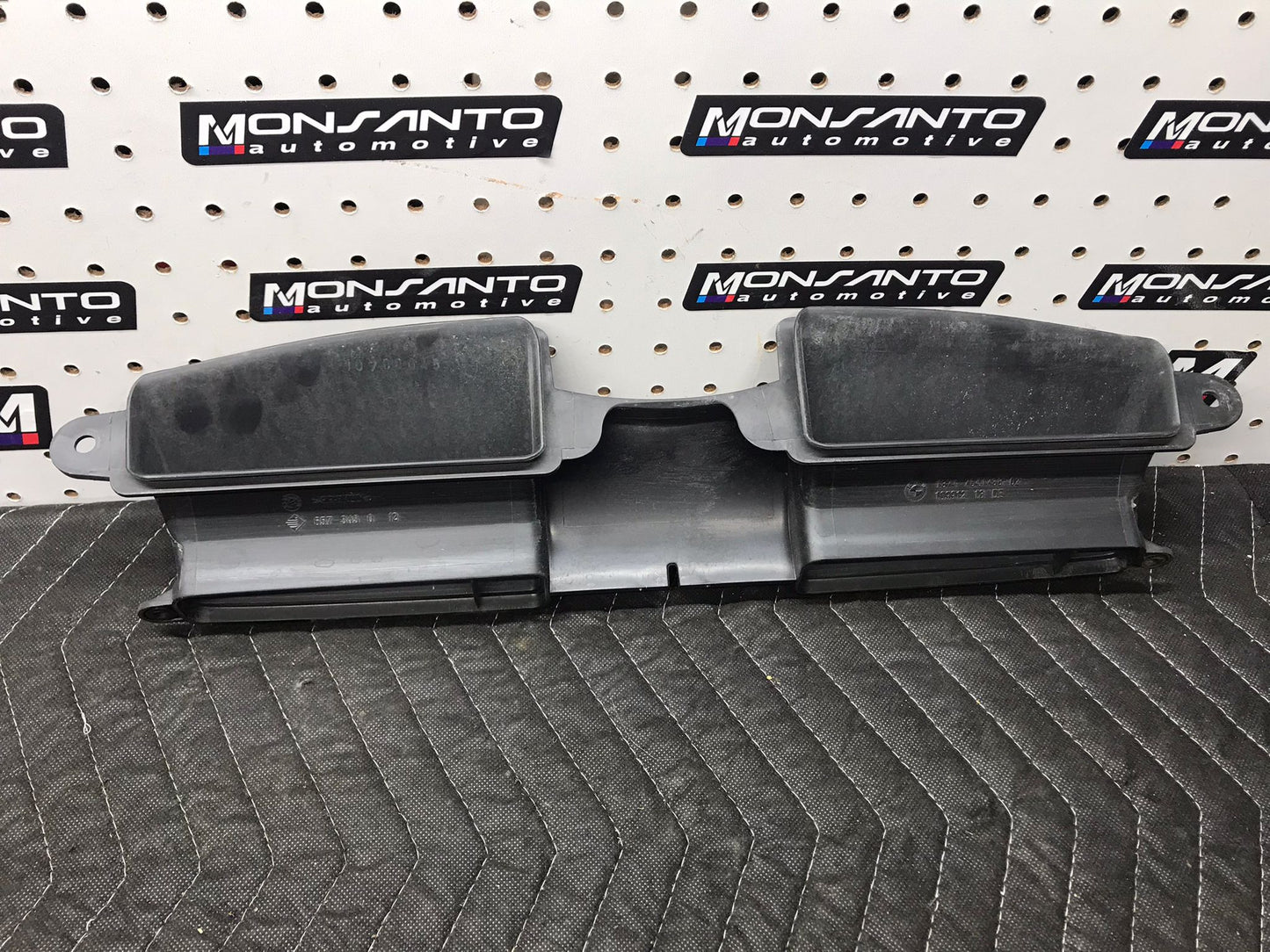 INTAKE HOOD AIR ROUTING SUCTION FRONT BMW 3 SERIES E90 E91 E92 E93 E84 OEM SKU 1015