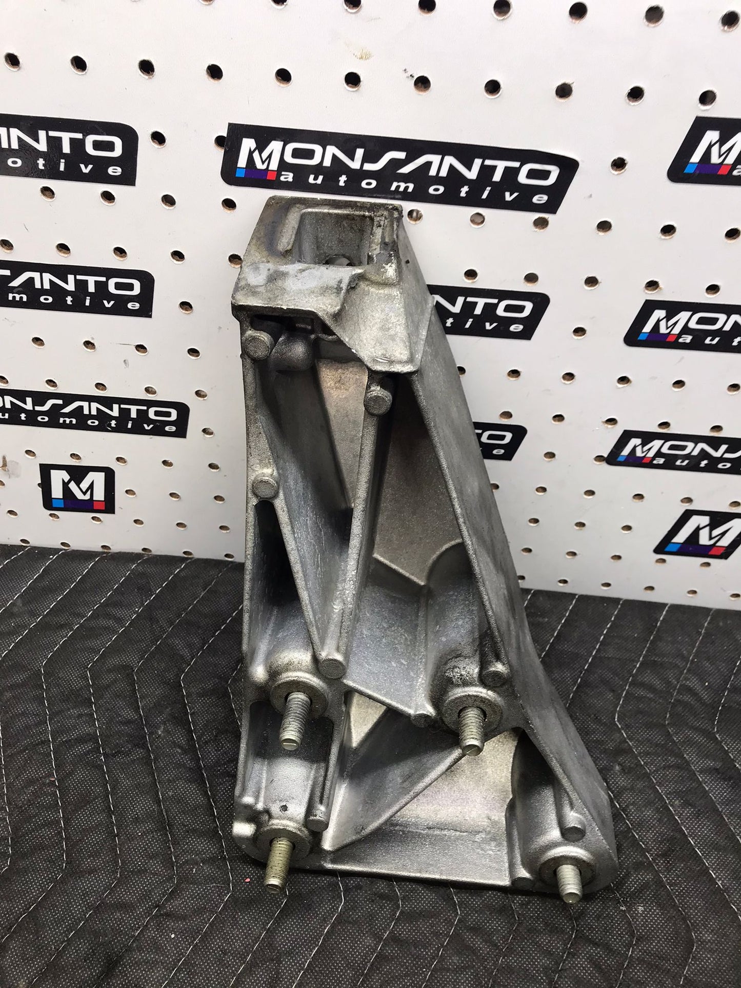 LEFT ENGINE MOUNT BRACKET 2012 - 2016 BMW 528I XDRIVE 2.0L - OEM SKU 1061