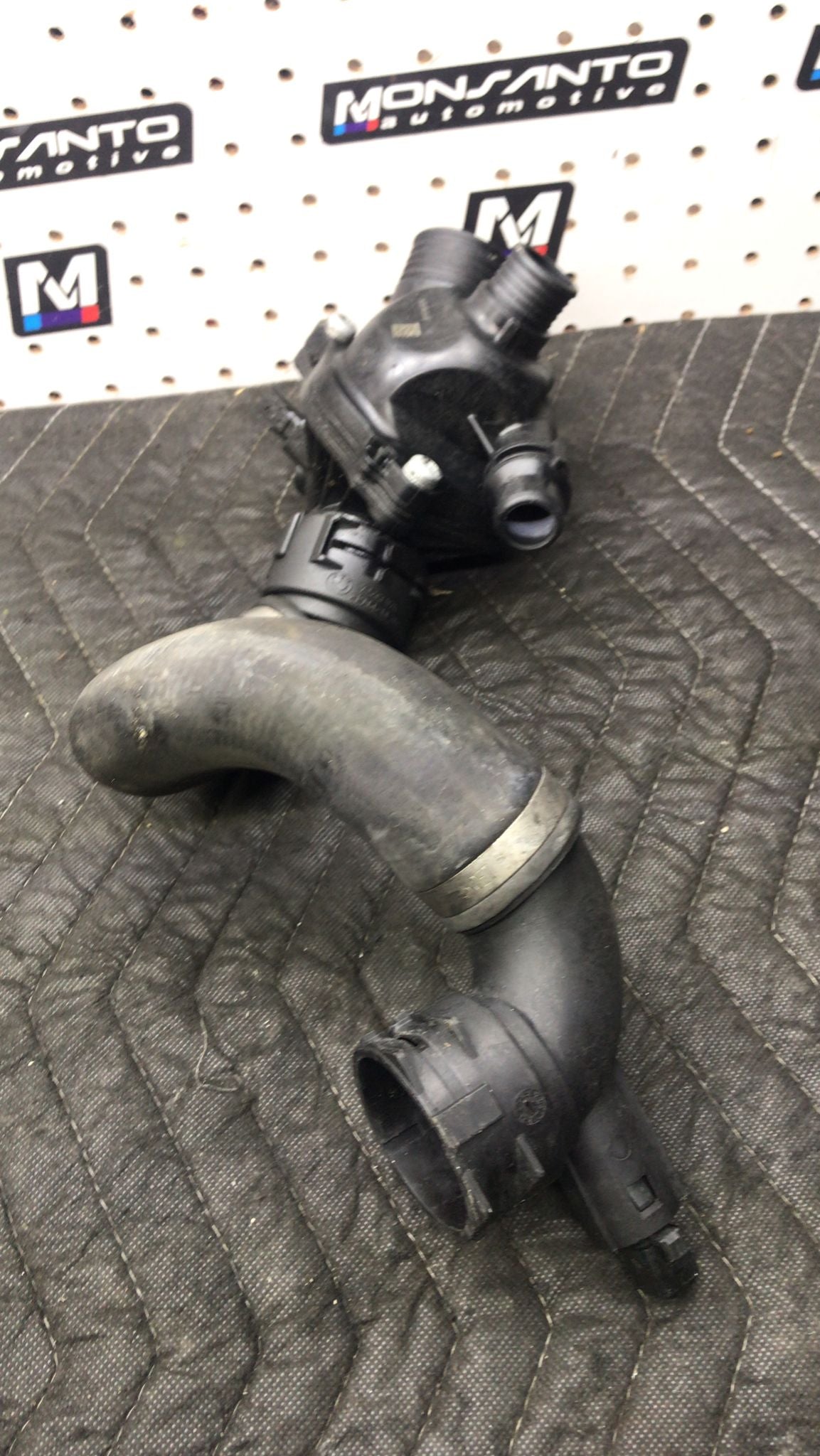 07-11 BMW E90 N52 128I 328I BOTTOM LOWER RADIATOR THERMOSTAT HOSE PIPE SKU 1118
