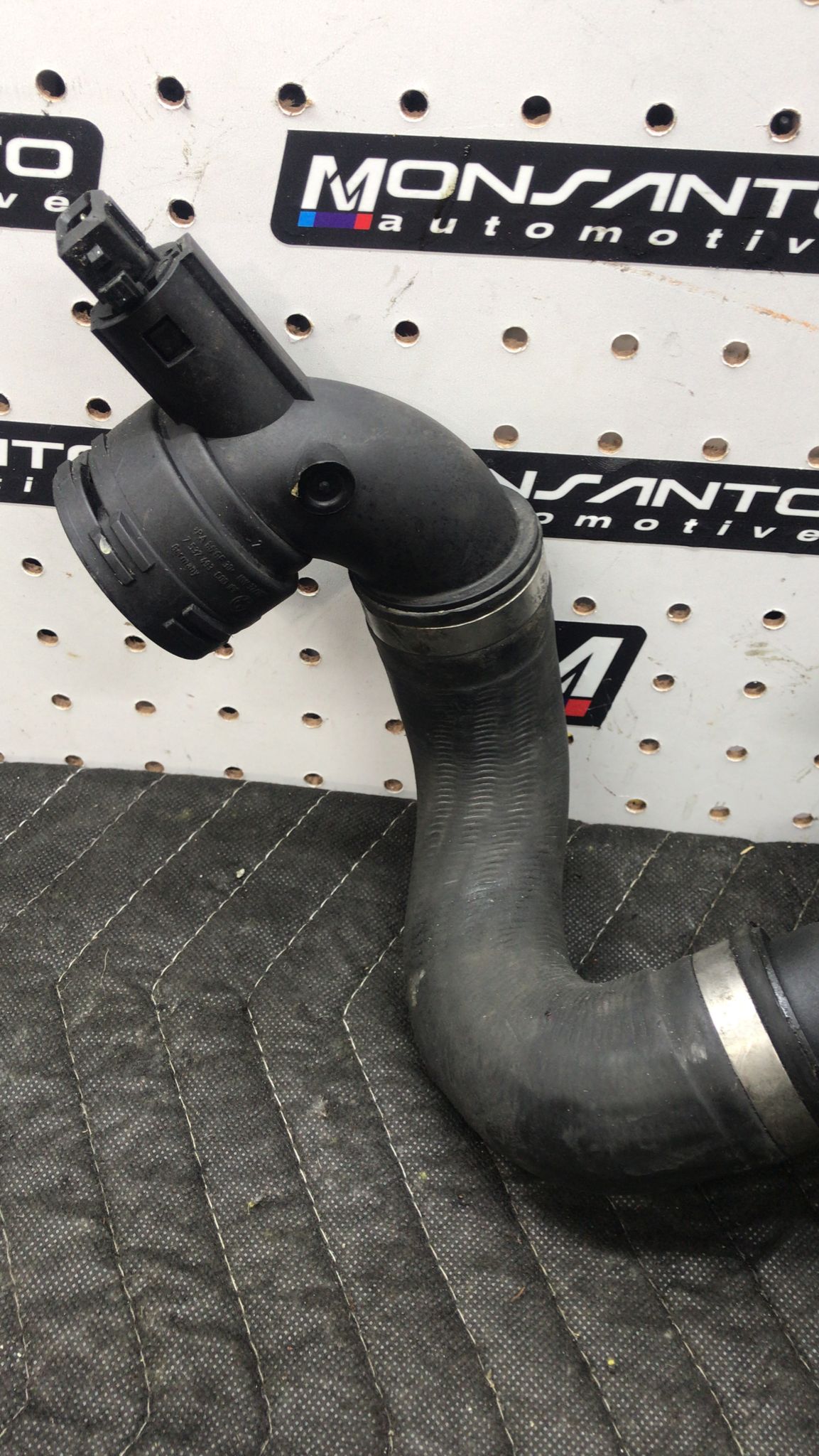 07-11 BMW E90 N52 128I 328I BOTTOM LOWER RADIATOR THERMOSTAT HOSE PIPE SKU 1118