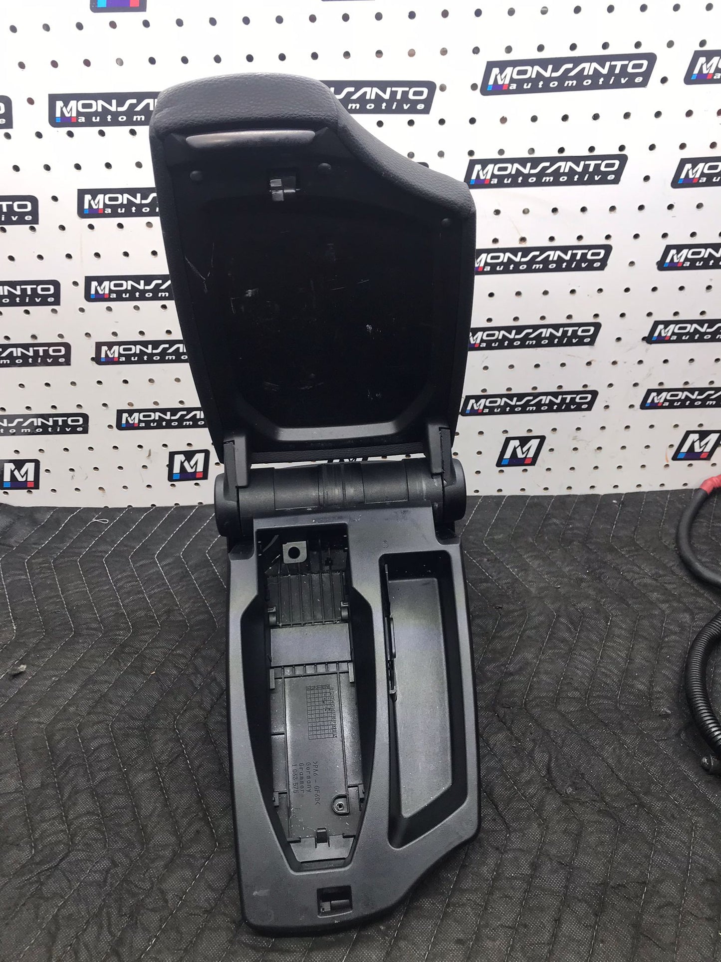 08-13 OEM BMW E88 128 135 CENTER CONSOLE ARMREST TRAY BLACK LEATHER BMW OEM SKU 1179