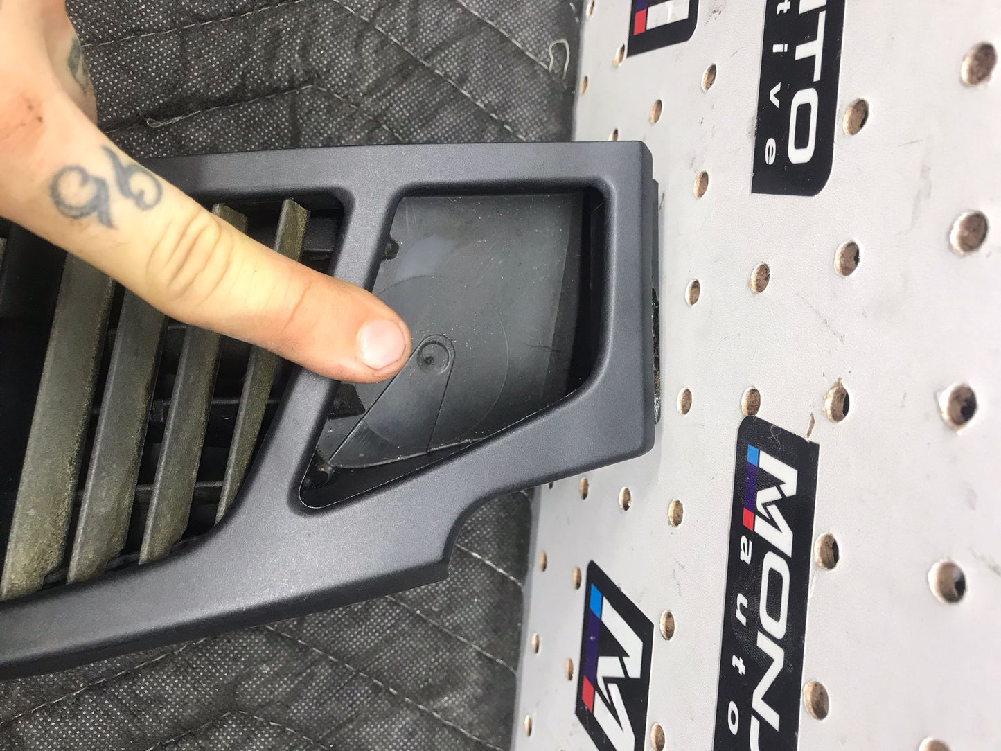 08-13 BMW E82 E88 128I 135I FRONT RIGHT PASSANGER SIDE AIR VENT GRILL NOTE: SKU 1237