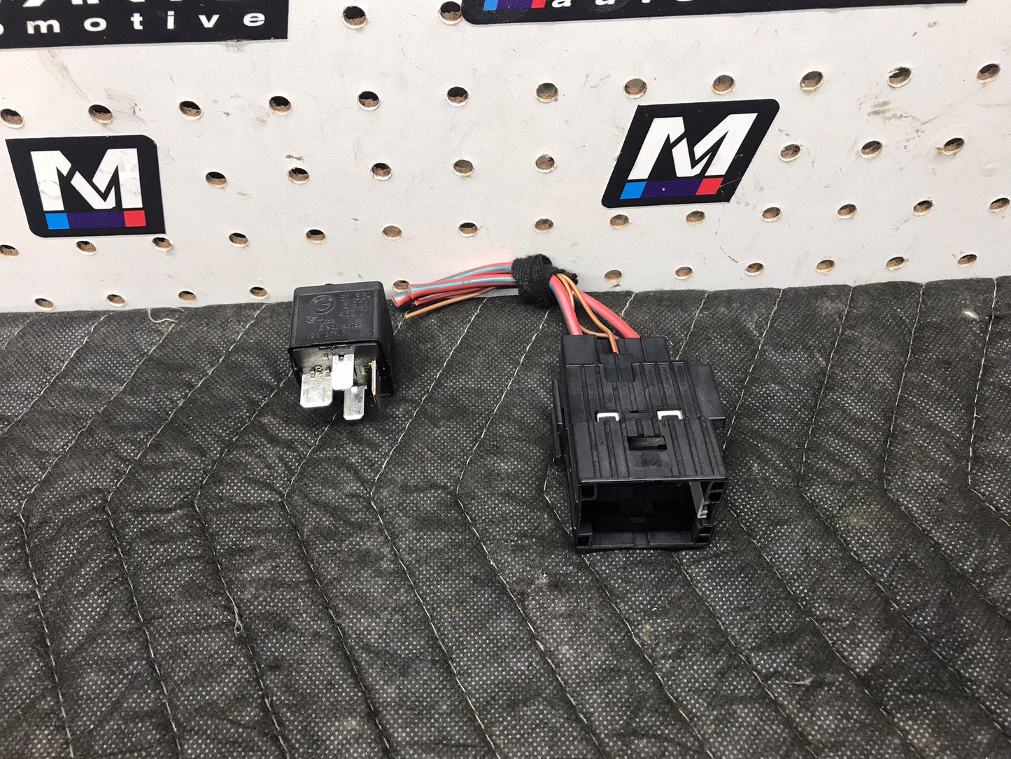 FUSE BOX BLOCK MAKE CONTACT RELAY UNIT OEM BMW OEM SERIE 1 128I SKU 1272