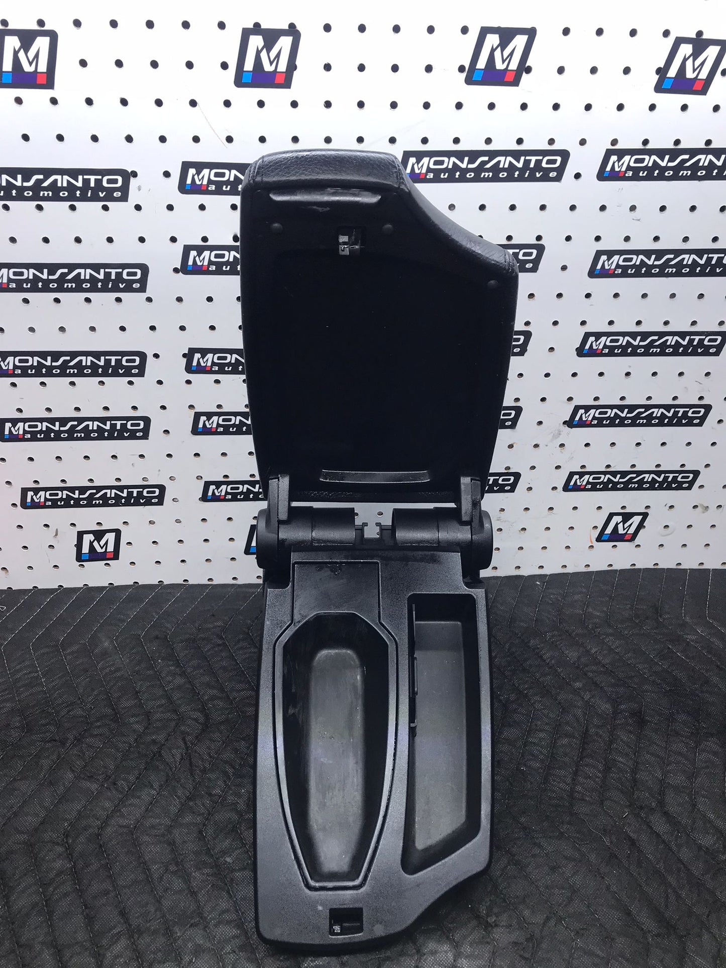 08-13 OEM BMW E88 E82 CENTER CONSOLE ARMREST SKU 1277