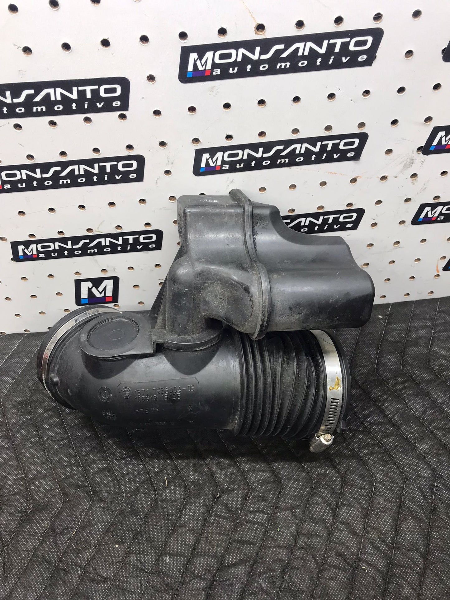 06-13 BMW E90 N51 N52 3.0L ENGINE AIR INTAKE RUBBER BOOT HOSE SKU 1279