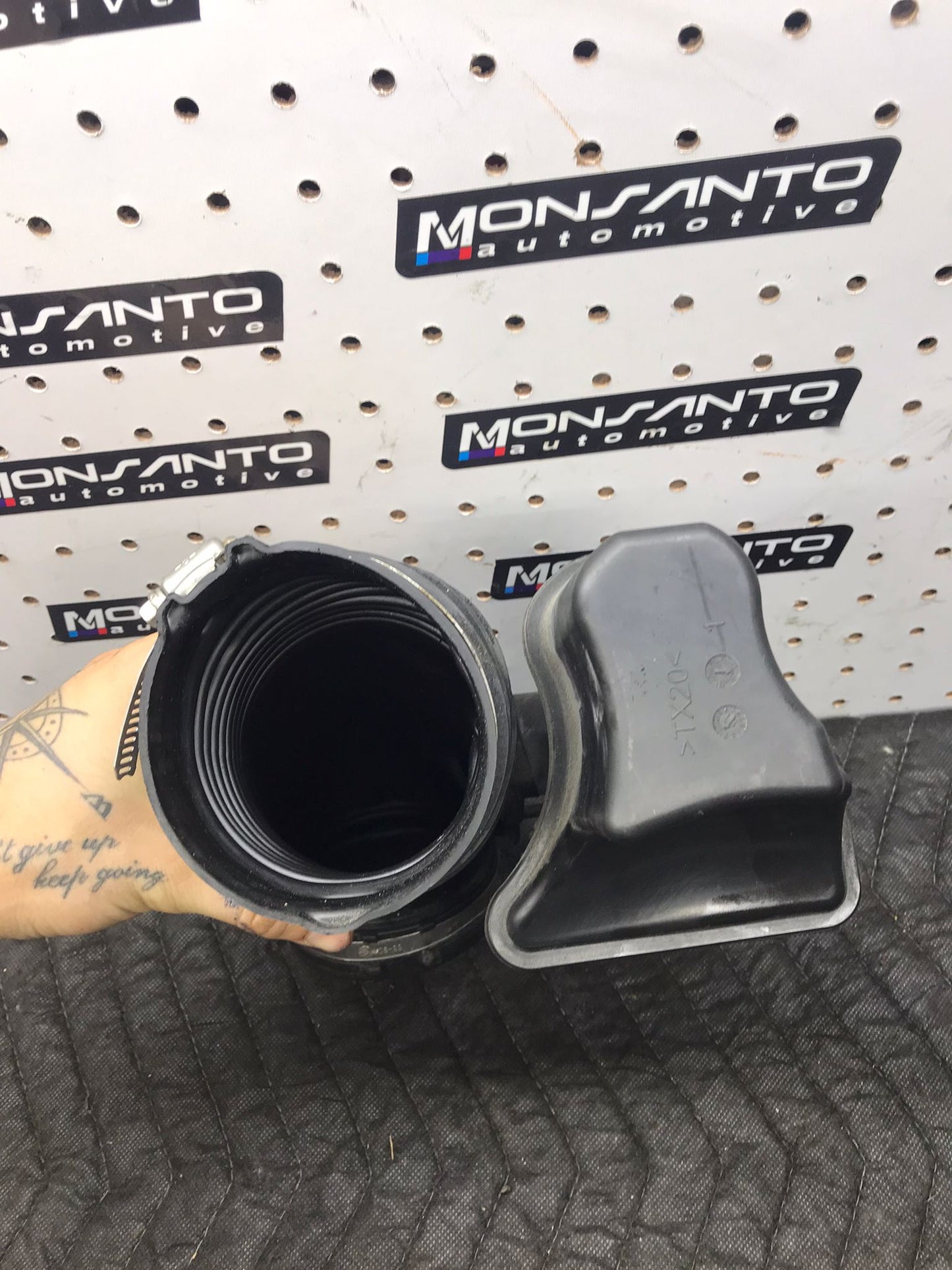 06-13 BMW E90 N51 N52 3.0L ENGINE AIR INTAKE RUBBER BOOT HOSE SKU 1279