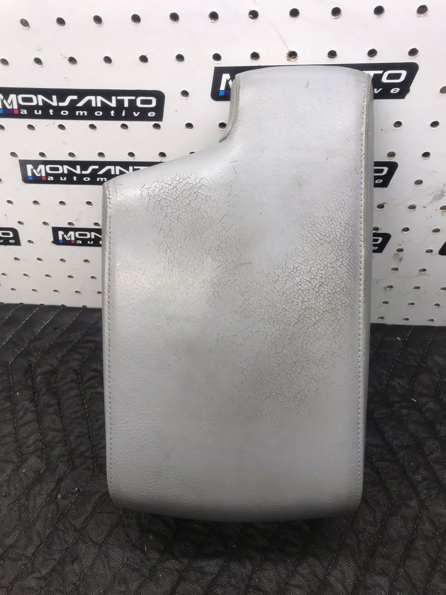 06-13 BMW E90 E92 328 335 FRONT CENTER CONSOLE STORAGE ARM REST COVER GRAY OEM SKU 1326