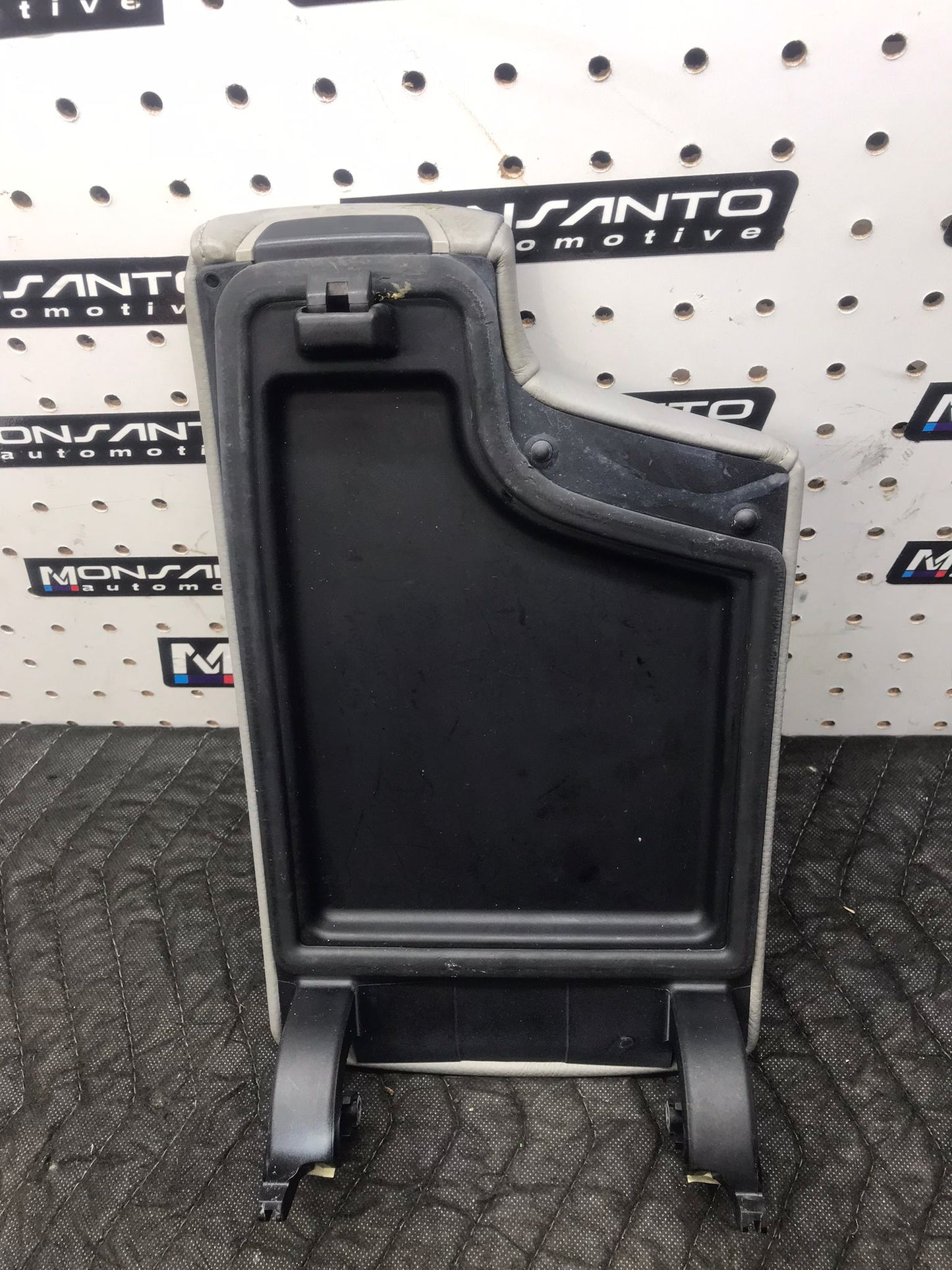06-13 BMW E90 E92 328 335 FRONT CENTER CONSOLE STORAGE ARM REST COVER GRAY OEM SKU 1326