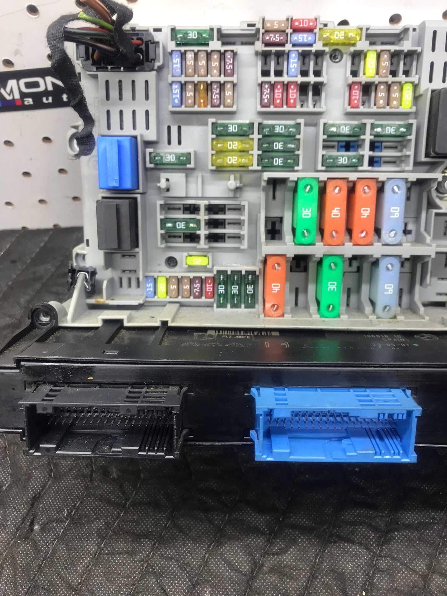 BMW E90 E91 2005-2009 FUSE BOX CENTRAL ELECTRIC SKU 1328