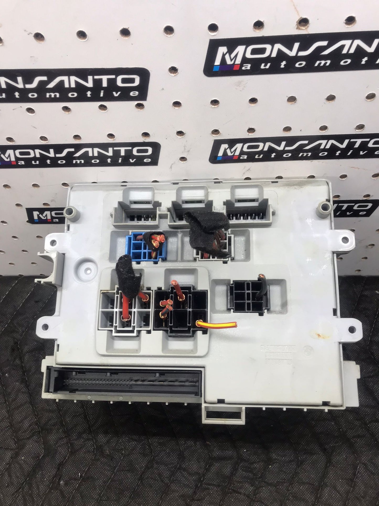 BMW E90 E91 2005-2009 FUSE BOX CENTRAL ELECTRIC SKU 1328