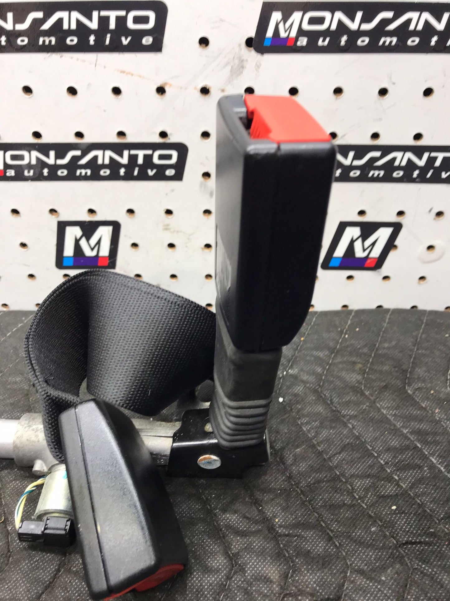 06-11 BMW E90 335D 328XI REAR RIGHT CENTER SEAT BELT BUCKLE SKU 1361