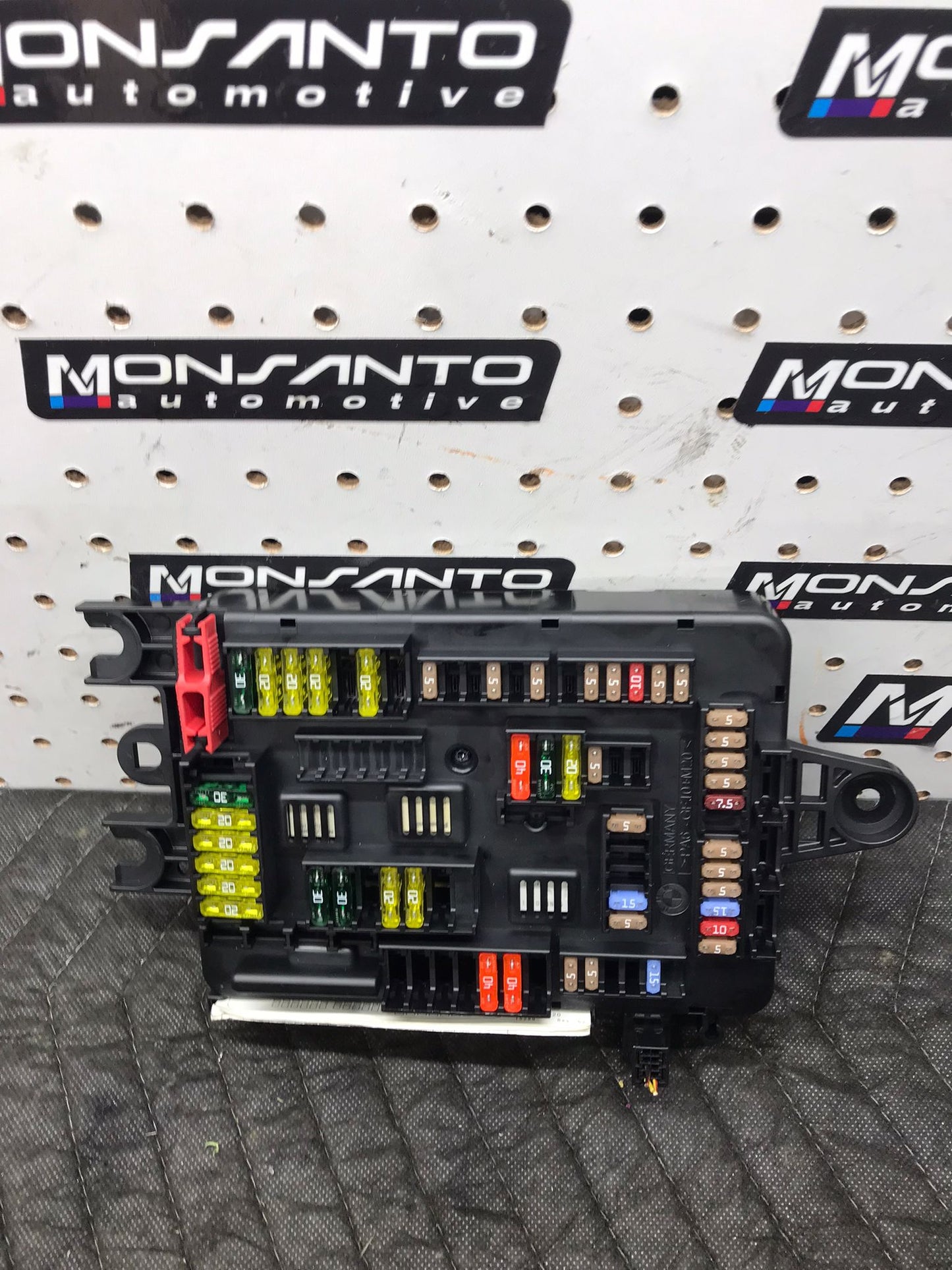 2012 BMW F30 FUSE BOX RELAY OEM SKU 1399