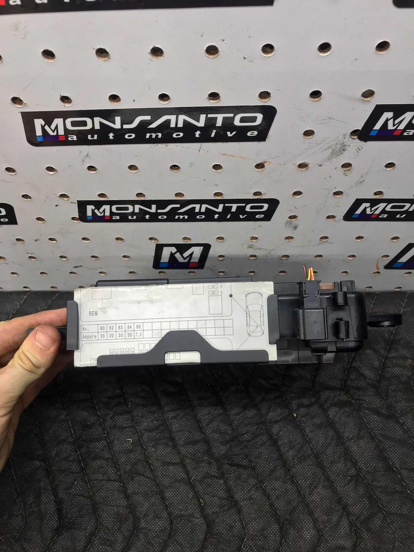 2012 BMW F30 FUSE BOX RELAY OEM SKU 1399
