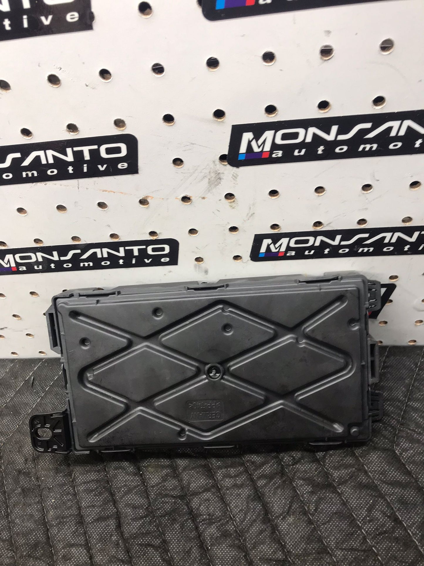2012-2018 BMW F22 F30 F32 REAR BODY CONTROL UNIT FUSE BOX MODULE BCM BOX SKU 1441