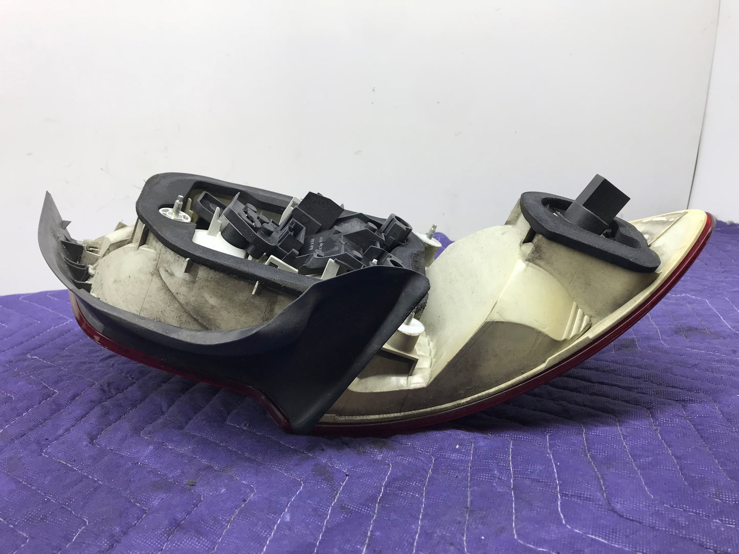 2006-2013 E88/E82 REAR RIGHT TAILLIGHT PASSENGER SIDE  SKU 220