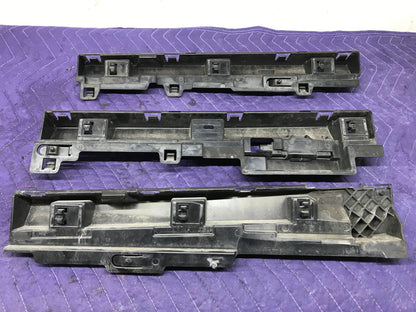 F30 SEDAN ROCKER PANEL SIDE GUARD SKIRT BRACKET RIGHT SIDE SKU 212