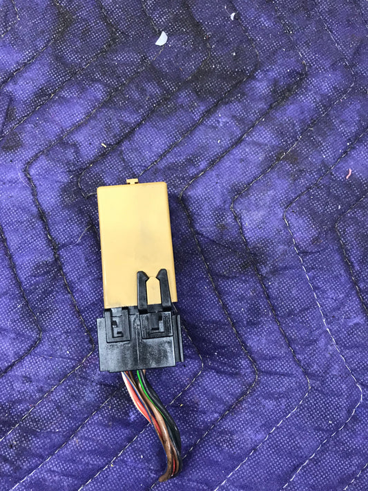 BMW E60 E46 WINDSHIELD WIPER RELAY FUSE BOX  SKU 397