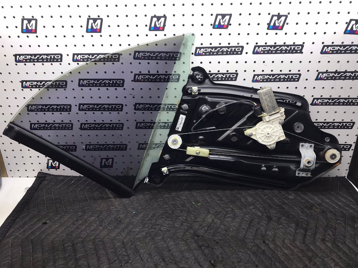 2008-13 BMW 135I 128I E88 REAR RIGHT HAND WINDOW REGULATOR W/ MOTOR SKU 1246