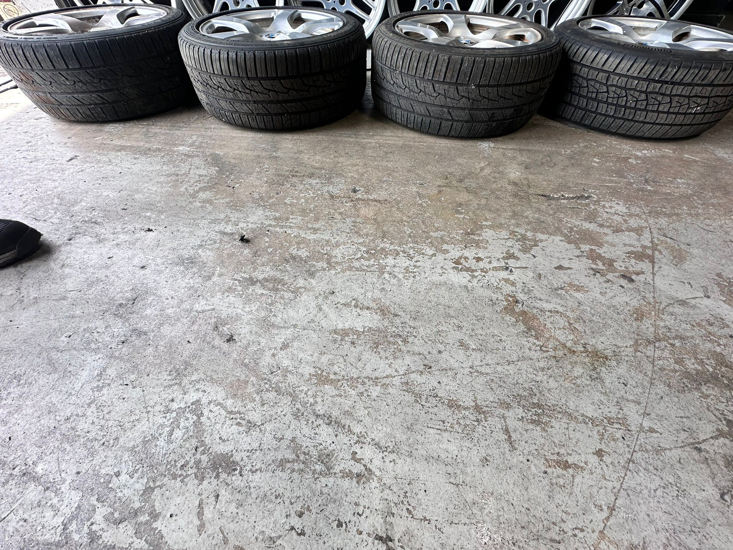 4 RIMS BMW 17R  TIRE BAD  SKU 1343