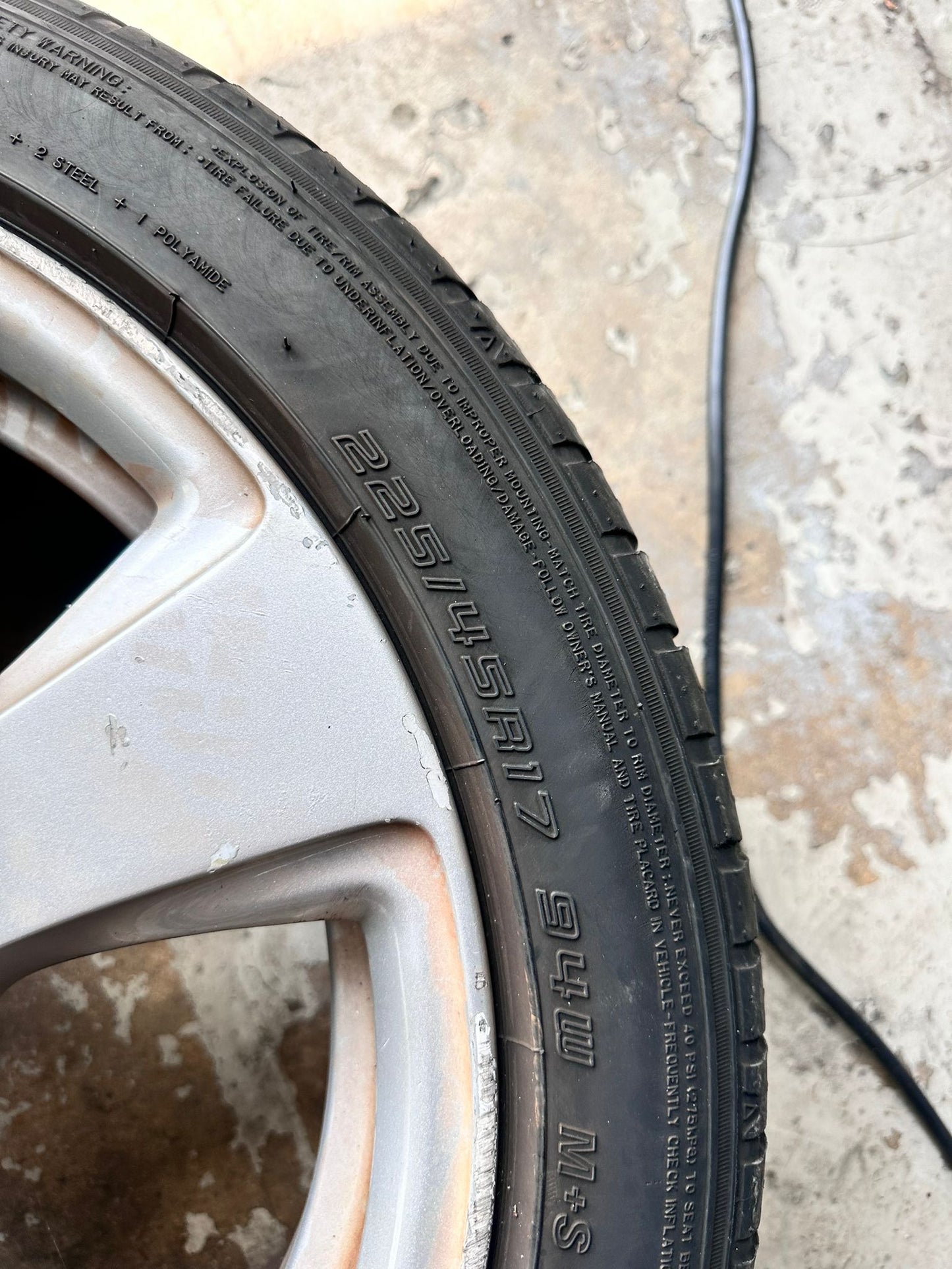 4 RIMS BMW 17R  TIRE BAD  SKU 1343