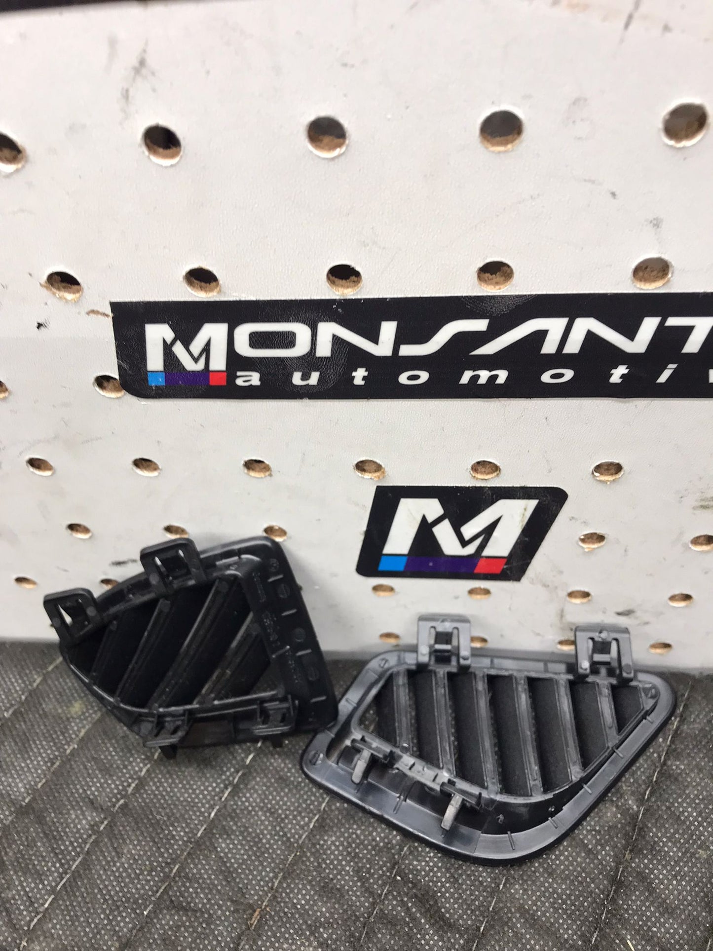2012-2016 BMW 328I F30 DASH RIGHT SIDE CORNER AIR VENT GRILL DEFROST TRIM OEM SKU 1403