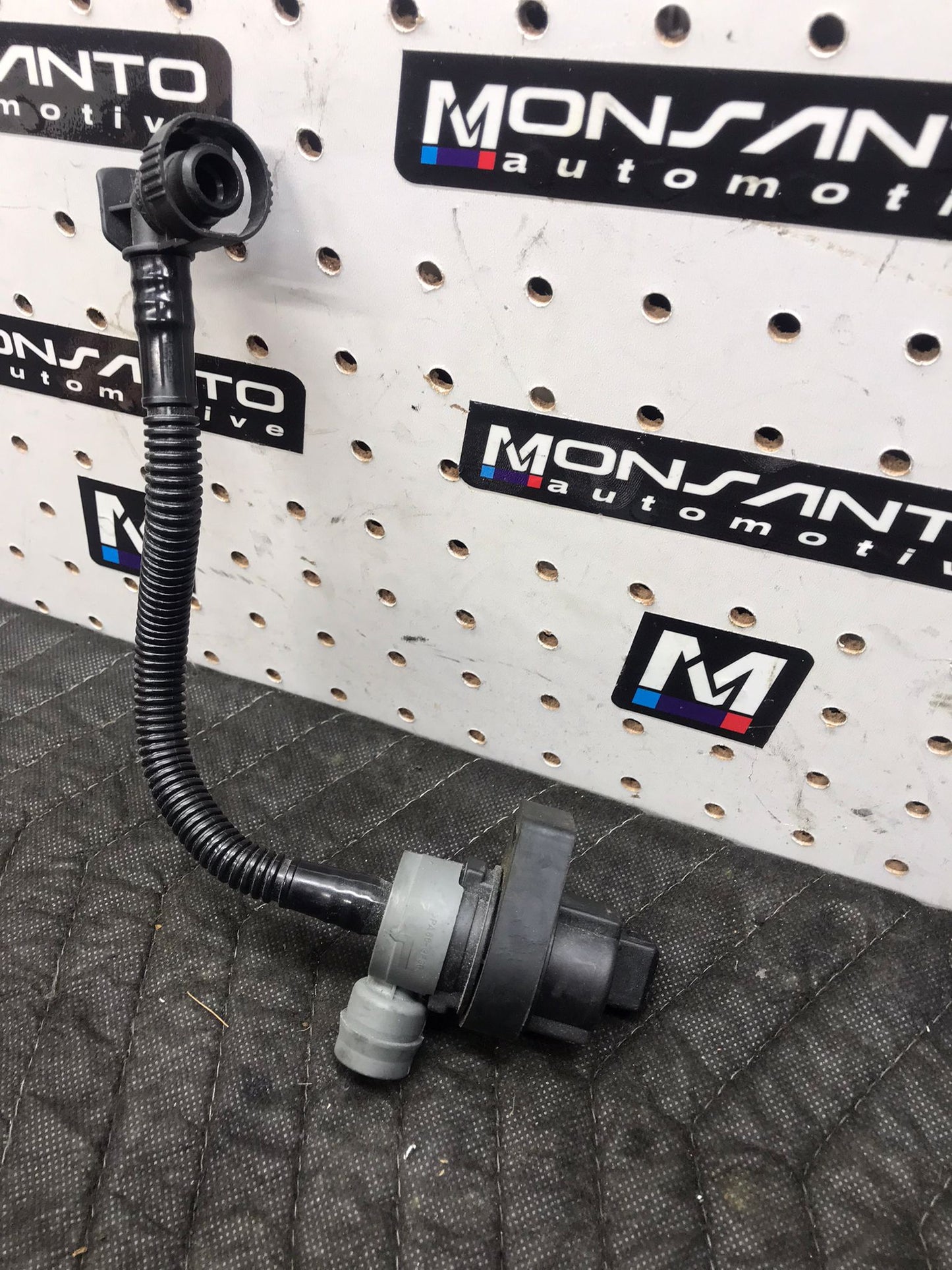 2006 2011 BMW 328I 325I - FUEL TANK VENTILATION VALVE W/ HOSE 128I OEM SKU 1474