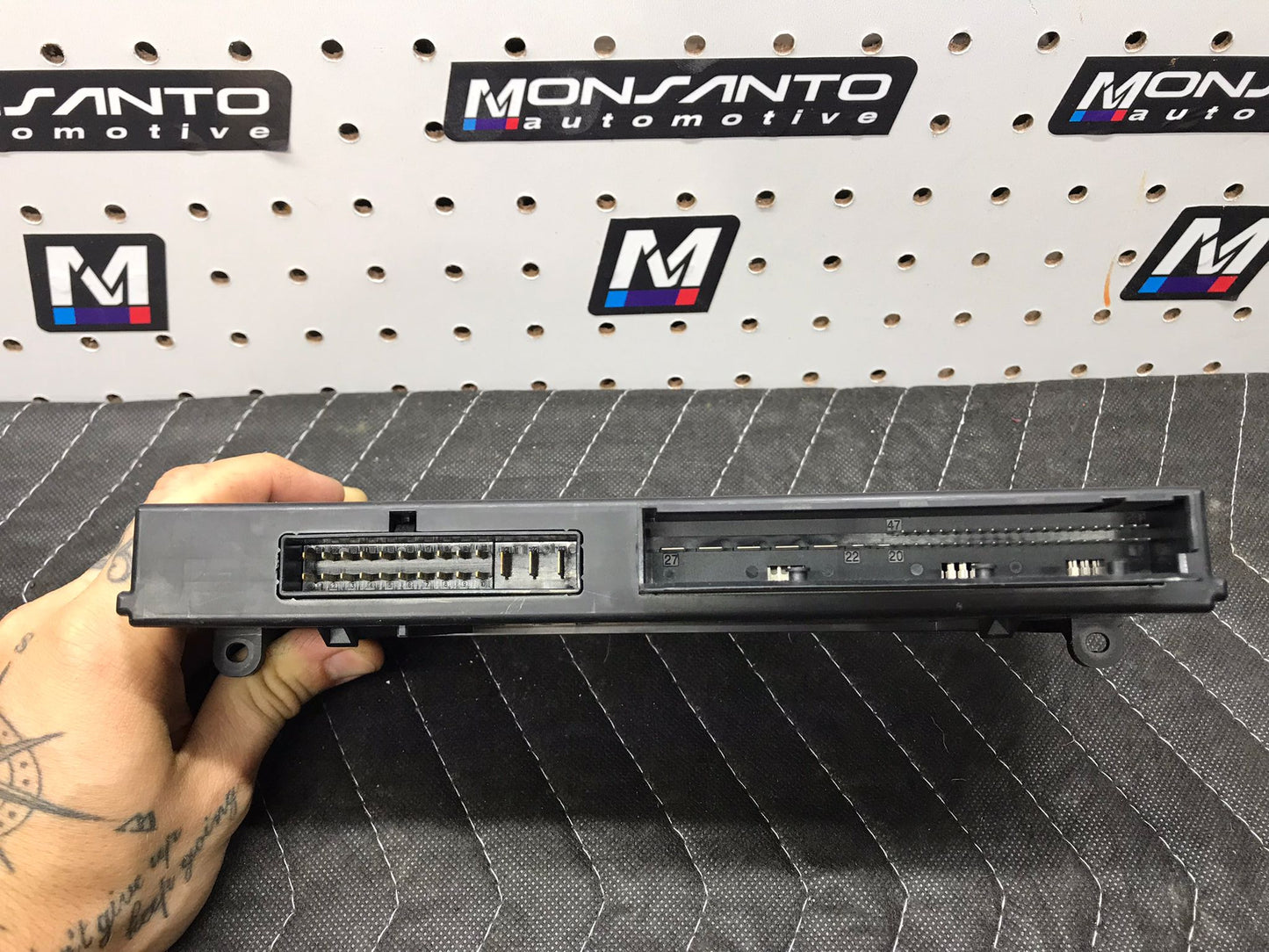2010-2013 BMW 335I E93 LEFT DASH BCM BODY CONTROL JUNCTION MODULE UNIT OEM SKU 650
