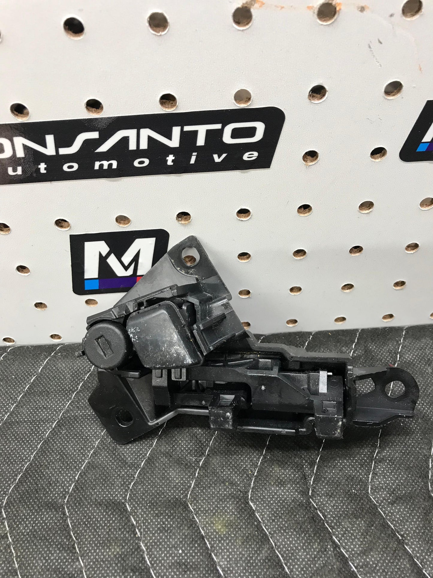 FRONT GLOVE BOX LOCK OEM 2011-2013 BMW F10 5 SERIES 535 55 SKU 669