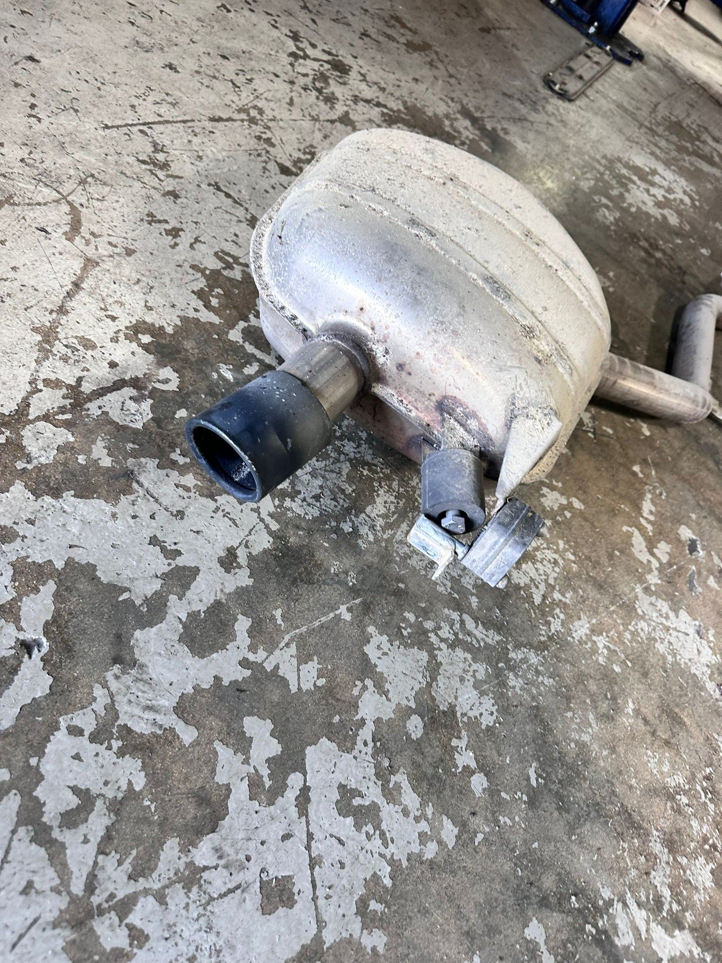 COMPLETE EXHAUST MUFFLER BMW 535I BMW OEM SKU 721