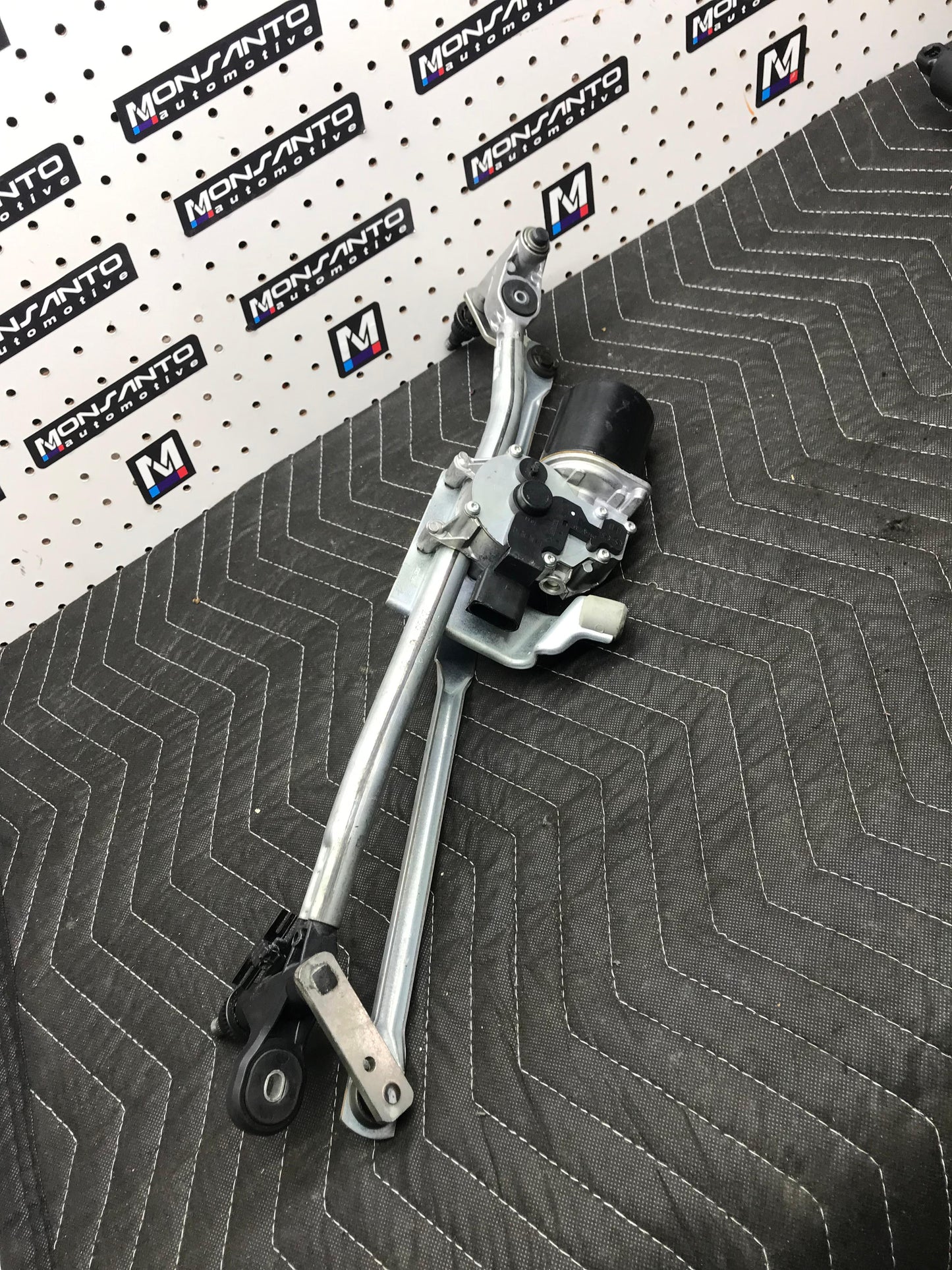 2010 BMW 135 WINDSHIELD WIPER MOTOR OEM SKU 734