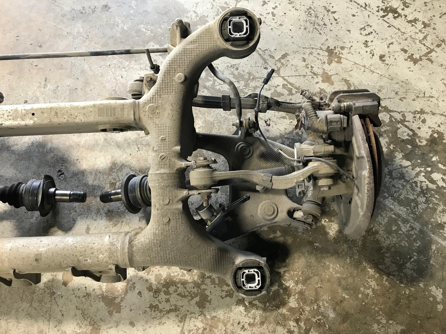11-16 BMW F10 535XI X DRIVE COMPLETE REAR AXLE CARRIER SUBFRAME W/O DIFF SKU 750