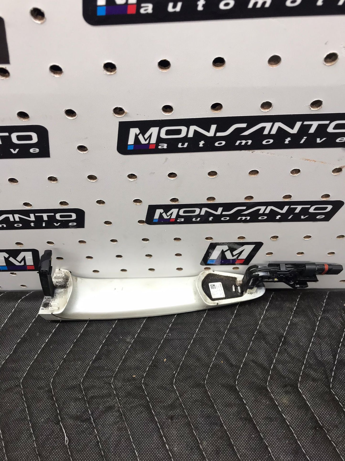 BMW F31 328 REAR RIGHT PASSENGER COMFORT ACCESS DOOR HANDLE  SKU 885