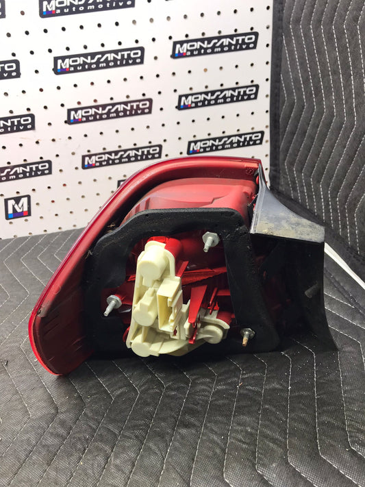 OEM BMW E90 E91 325I RIGHT PASS SIDE CORNER TAIL LIGH SKU 976