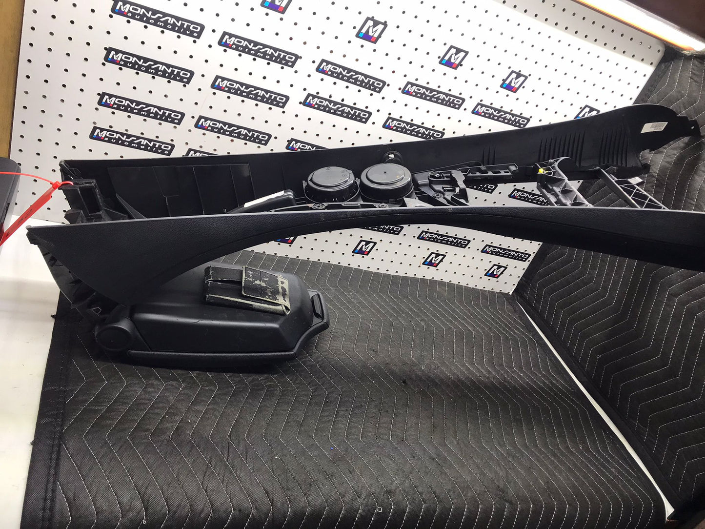 FRONT CENTER CONSOLE ASSEMBLY BMW OEM E82 SKU 1000