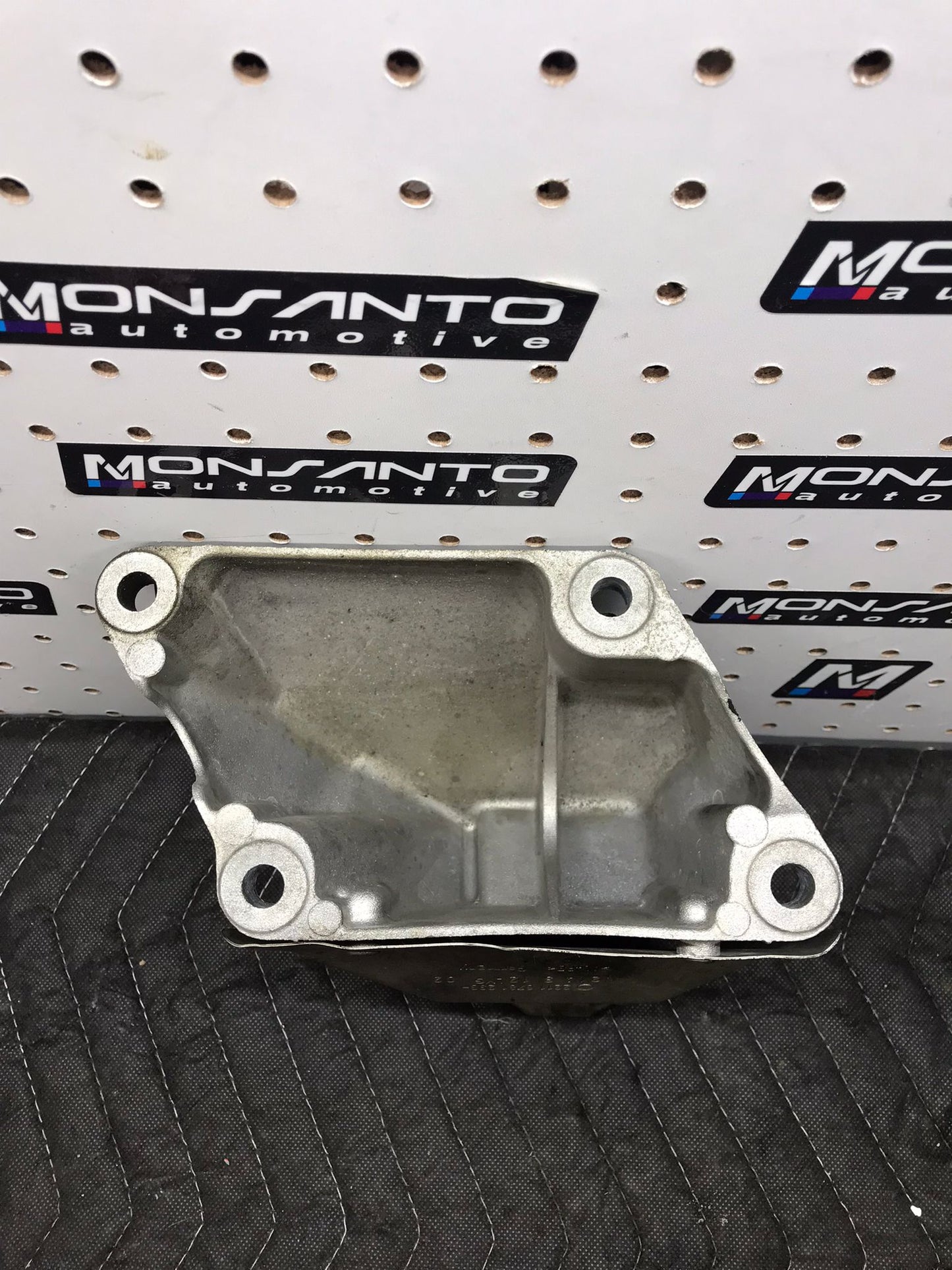 BMW F10 528XI N20 AWD RIGHT/PASSENGER SIDE ENGINE MOUNT ARM/BRACKET OEM SKU 1060