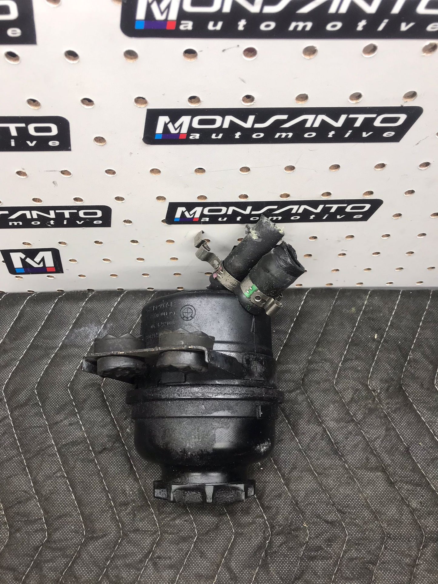 POWER STEERING RESERVOIR OIL TANK CARRIER OEM BMW E88 E82 E90 E92 E84 SKU 1116