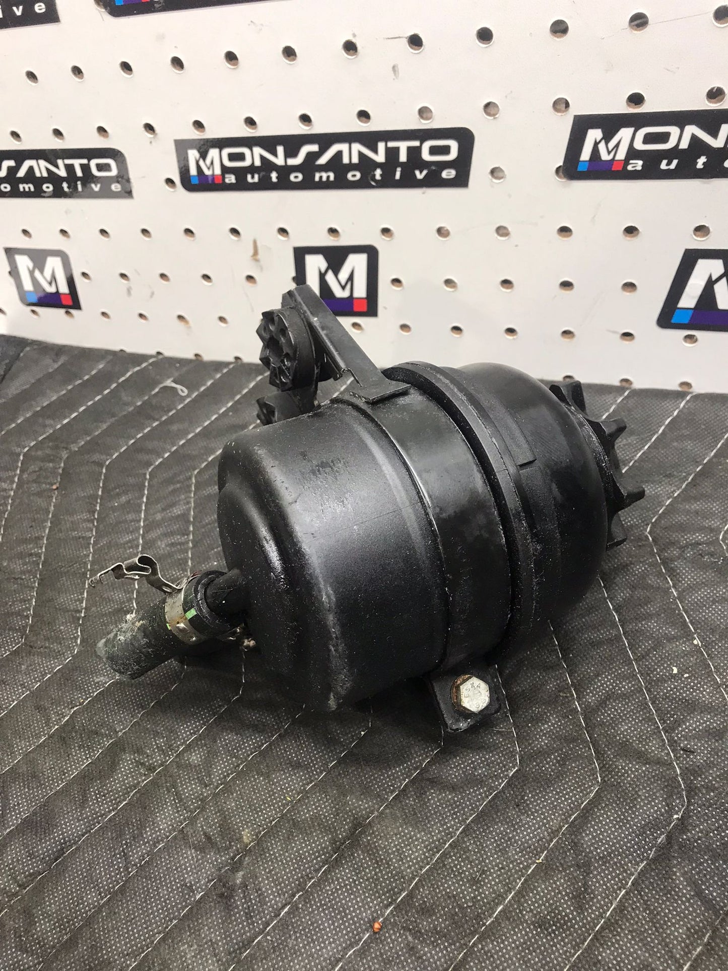 POWER STEERING RESERVOIR OIL TANK CARRIER OEM BMW E88 E82 E90 E92 E84 SKU 1116