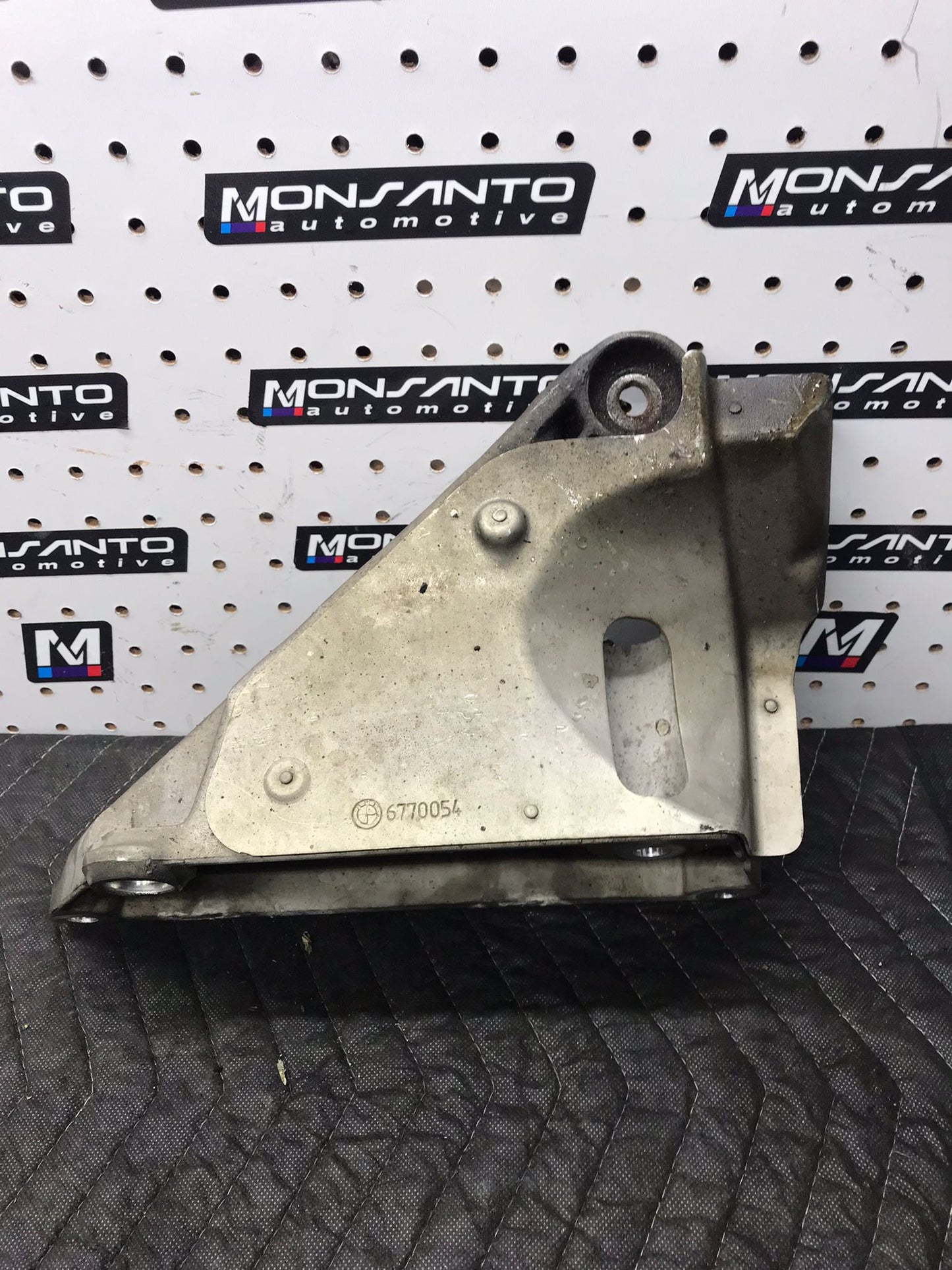 2011 BMW 328I XDRIVE FRONT RIGHT ENGINE MOUNT BRACKET OEM SKU 1120