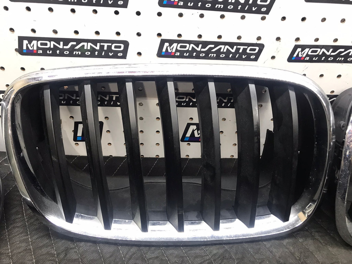 2007-2013 BMW X5 LEFT HOOD KIDNEY GRILLE OEM  SKU 1171